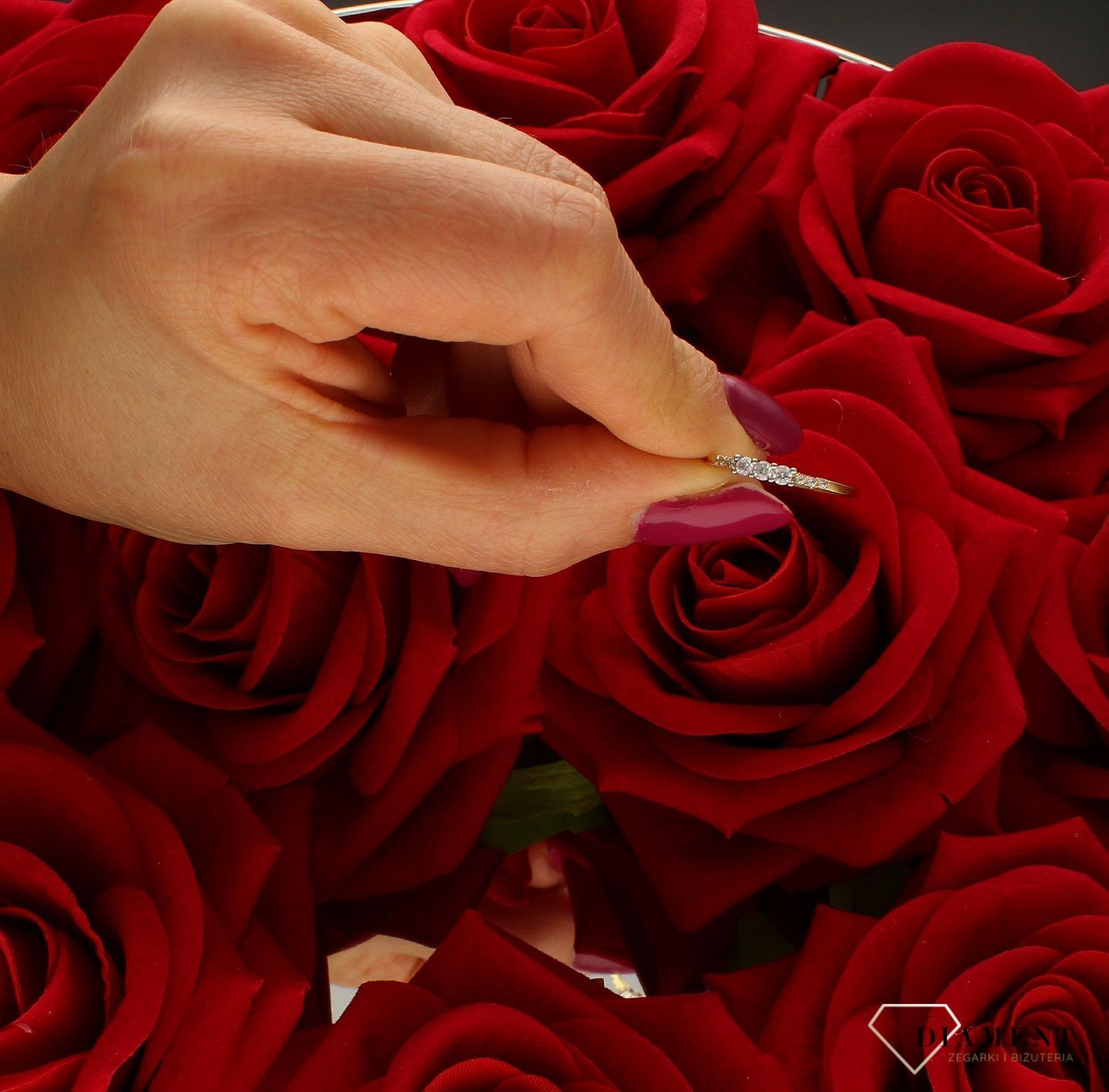 Złoty pierścionek damski 585 z trzema cyrkoniami DIA-PRS-9274-585. Pierścionek na zaręczyny. Złoty pierścionek świetnie się spra (3).jpg