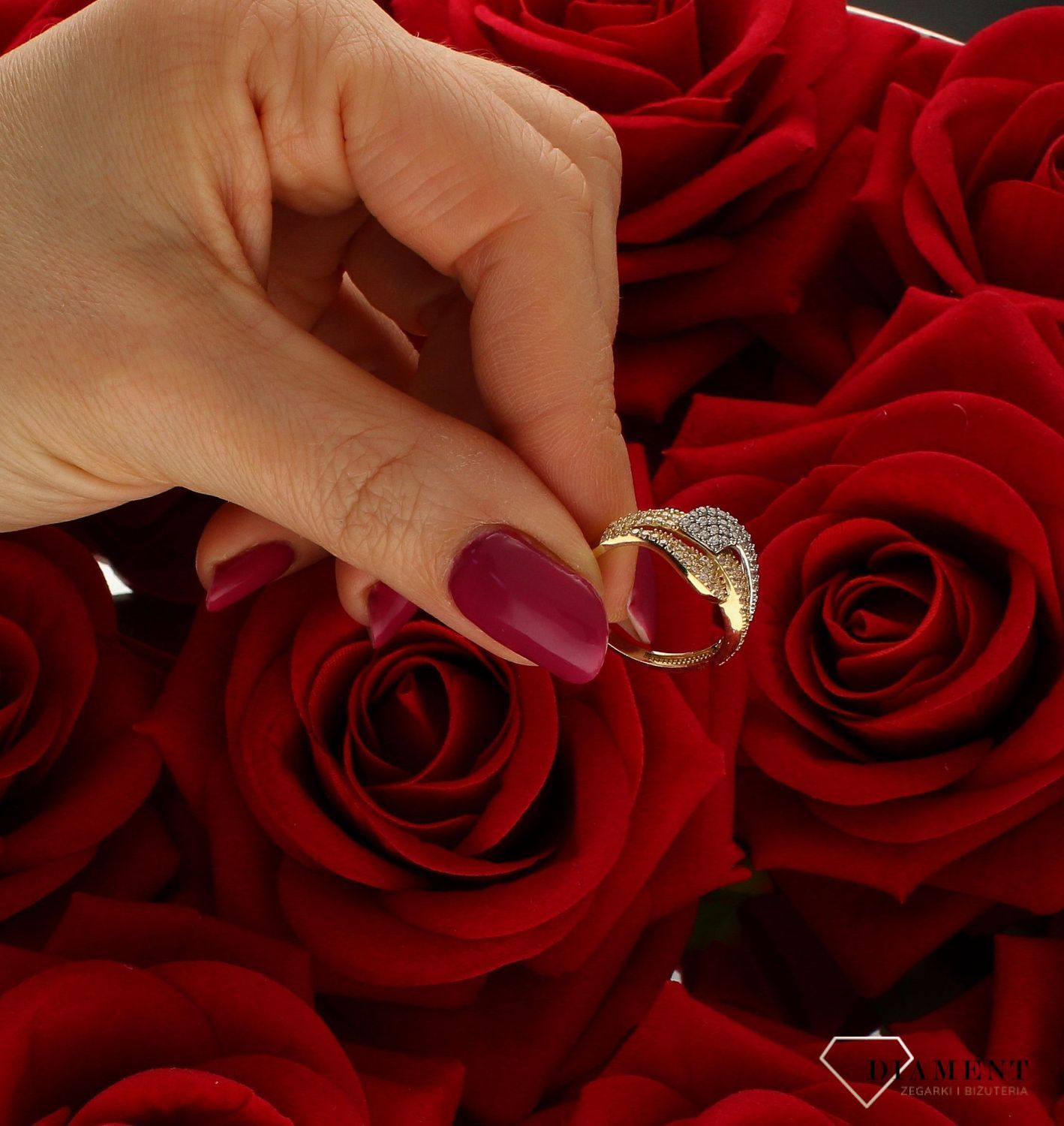 Złoty pierścionek 585 z cyrkoniami i białym złotem DIA-PRS-9275-585. Przepiękny pierścionek, który został ozdobiony błyszczącymi cyrkoniami. Pierścionek z wysokiej jakości 14-karatowego białego i żółtego złota. Idealny na pr (4).jpg