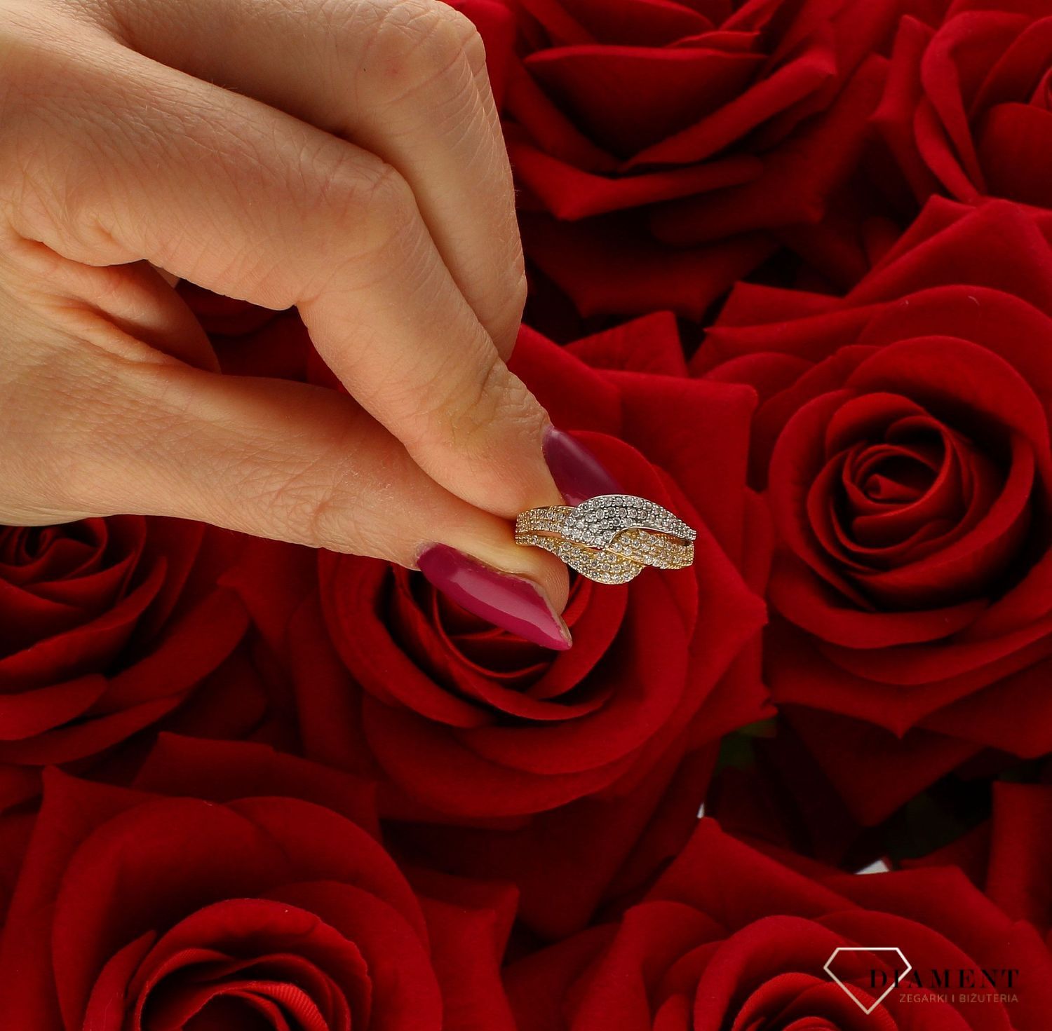 Złoty pierścionek 585 z cyrkoniami i białym złotem DIA-PRS-9275-585. Przepiękny pierścionek, który został ozdobiony błyszczącymi cyrkoniami. Pierścionek z wysokiej jakości 14-karatowego białego i żółtego złota. Idealny na pr (4).jpg