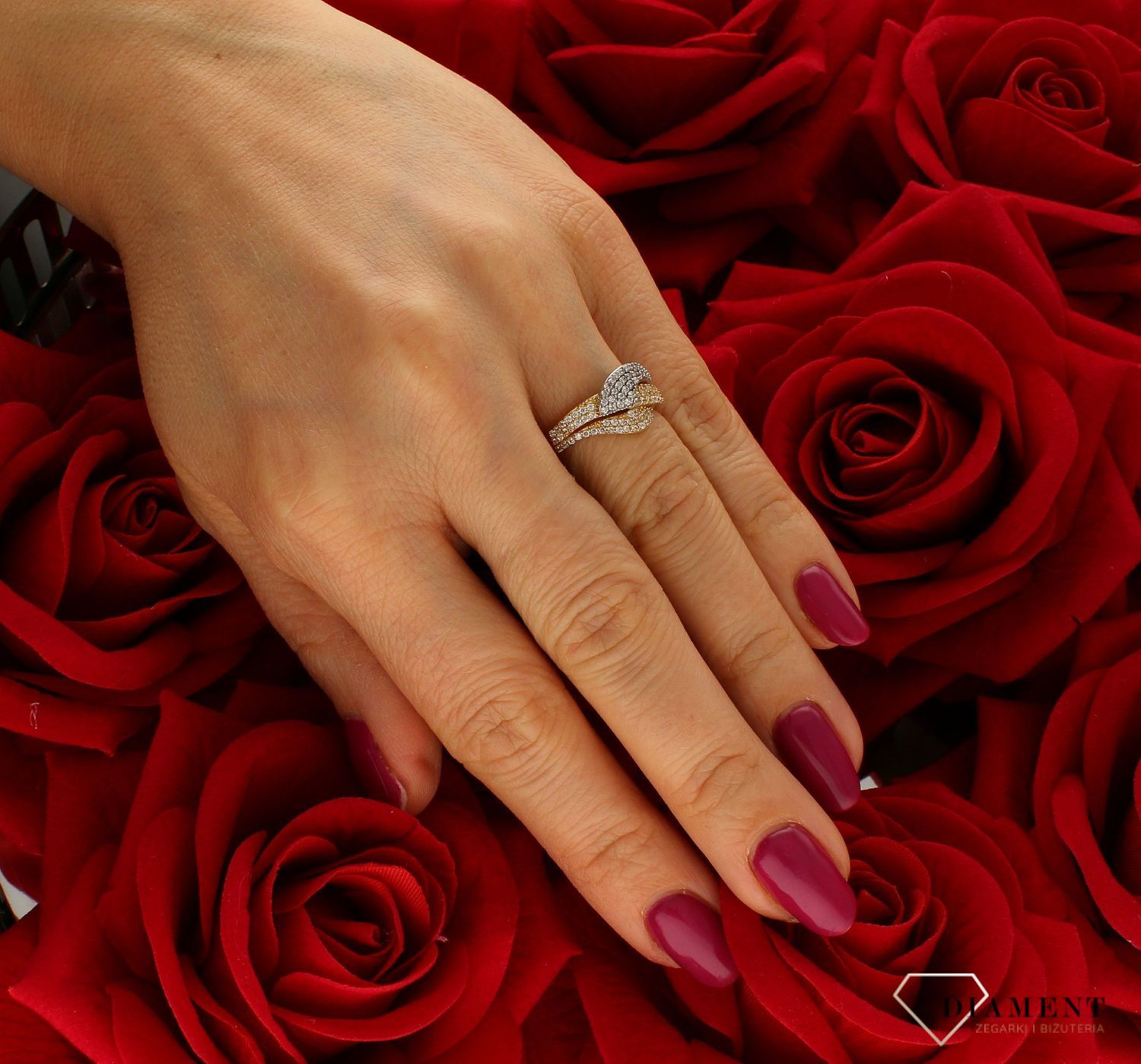 Złoty pierścionek 585 z cyrkoniami i białym złotem DIA-PRS-9275-585. Przepiękny pierścionek, który został ozdobiony błyszczącymi cyrkoniami. Pierścionek z wysokiej jakości 14-karatowego białego i żółtego złota. Idealny na pr (4).jpg