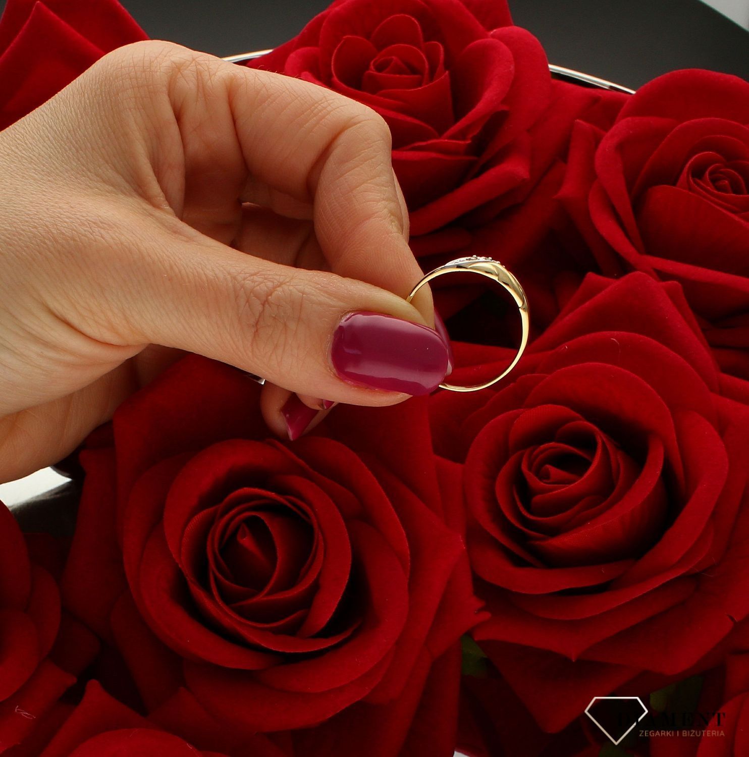 Złoty pierścionek 585 z dodatkiem białego złota z cyrkoniami DIA-PRS-9276-585. Przepiękny pierścionek, który został ozdobiony błyszczącymi cyrkoniami. Pierścionek z wysokiej jakości 14-karatowego białego oraz żółtego złota.  (4).jpg