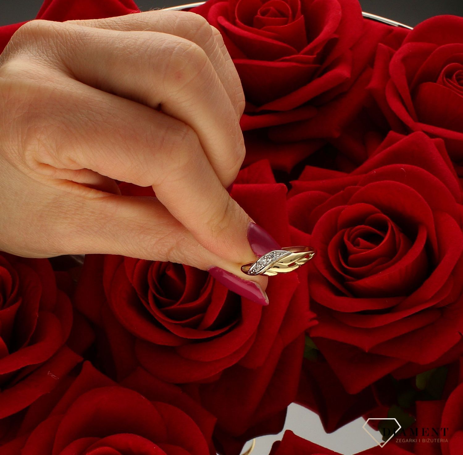 Złoty pierścionek 585 z dodatkiem białego złota z cyrkoniami DIA-PRS-9276-585. Przepiękny pierścionek, który został ozdobiony błyszczącymi cyrkoniami. Pierścionek z wysokiej jakości 14-karatowego białego oraz żółtego złota.  (4).jpg