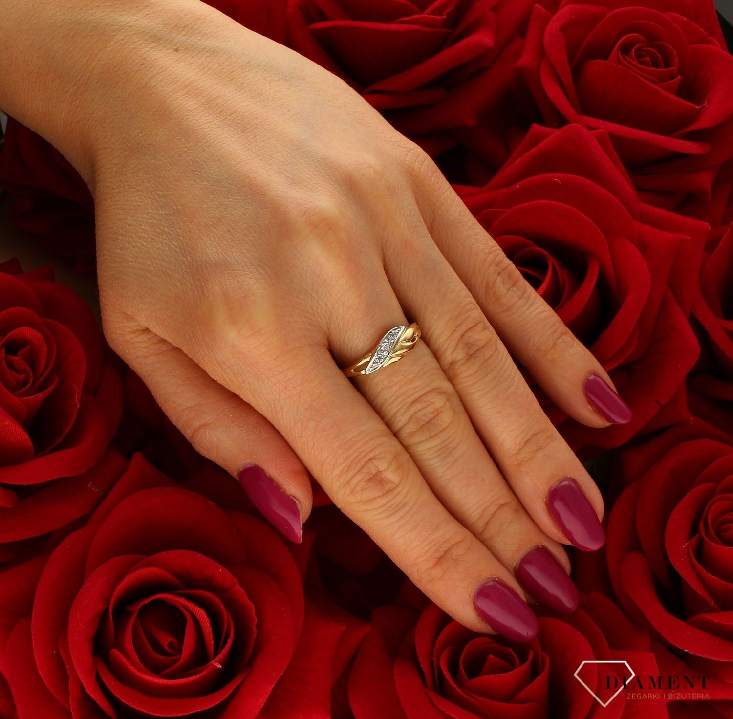 Złoty pierścionek 585 z dodatkiem białego złota z cyrkoniami DIA-PRS-9276-585. Przepiękny pierścionek, który został ozdobiony błyszczącymi cyrkoniami. Pierścionek z wysokiej jakości 14-karatowego białego oraz żółtego złota.  (4).jpg