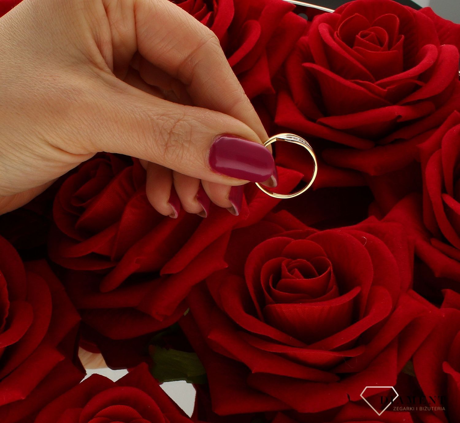 Złoty pierścionek damski 585 Elegancki dodatek rozmiar 16. Złoty pierścionek w eleganckiej odsłonie świetnie się sprawdzi na pre.jpg