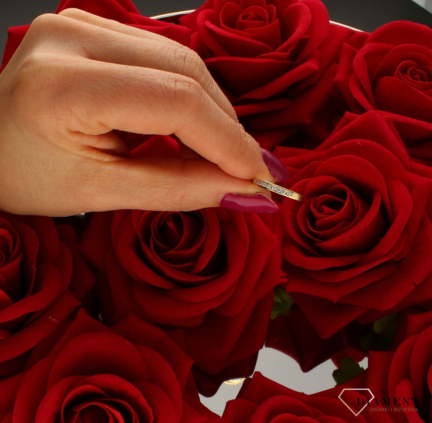 Złoty pierścionek damski 585 obrączka z cyrkoniami rozmiar 12 DIA-PRS-9278-585. Złoty pierścionek świetnie się sprawdzi na preze (2).jpg