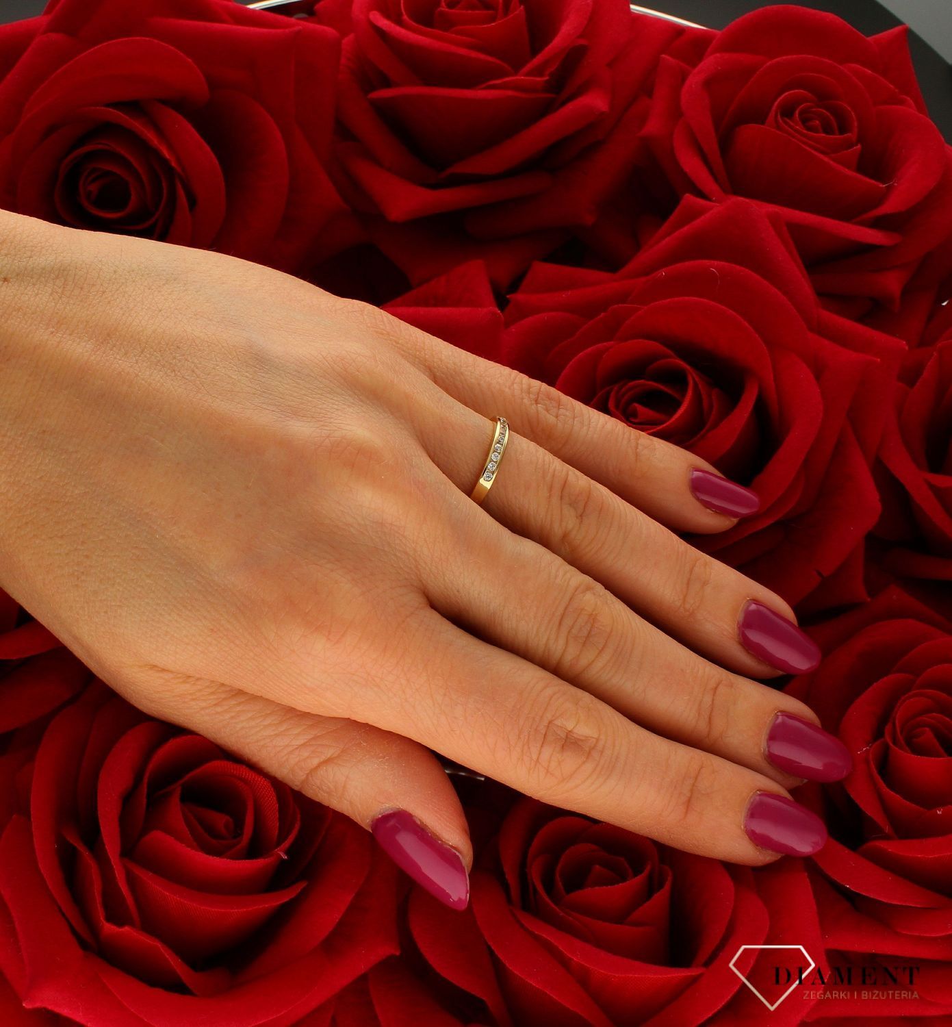 Złoty pierścionek damski 585 obrączka z cyrkoniami rozmiar 12 DIA-PRS-9278-585. Złoty pierścionek świetnie się sprawdzi na preze (2).jpg