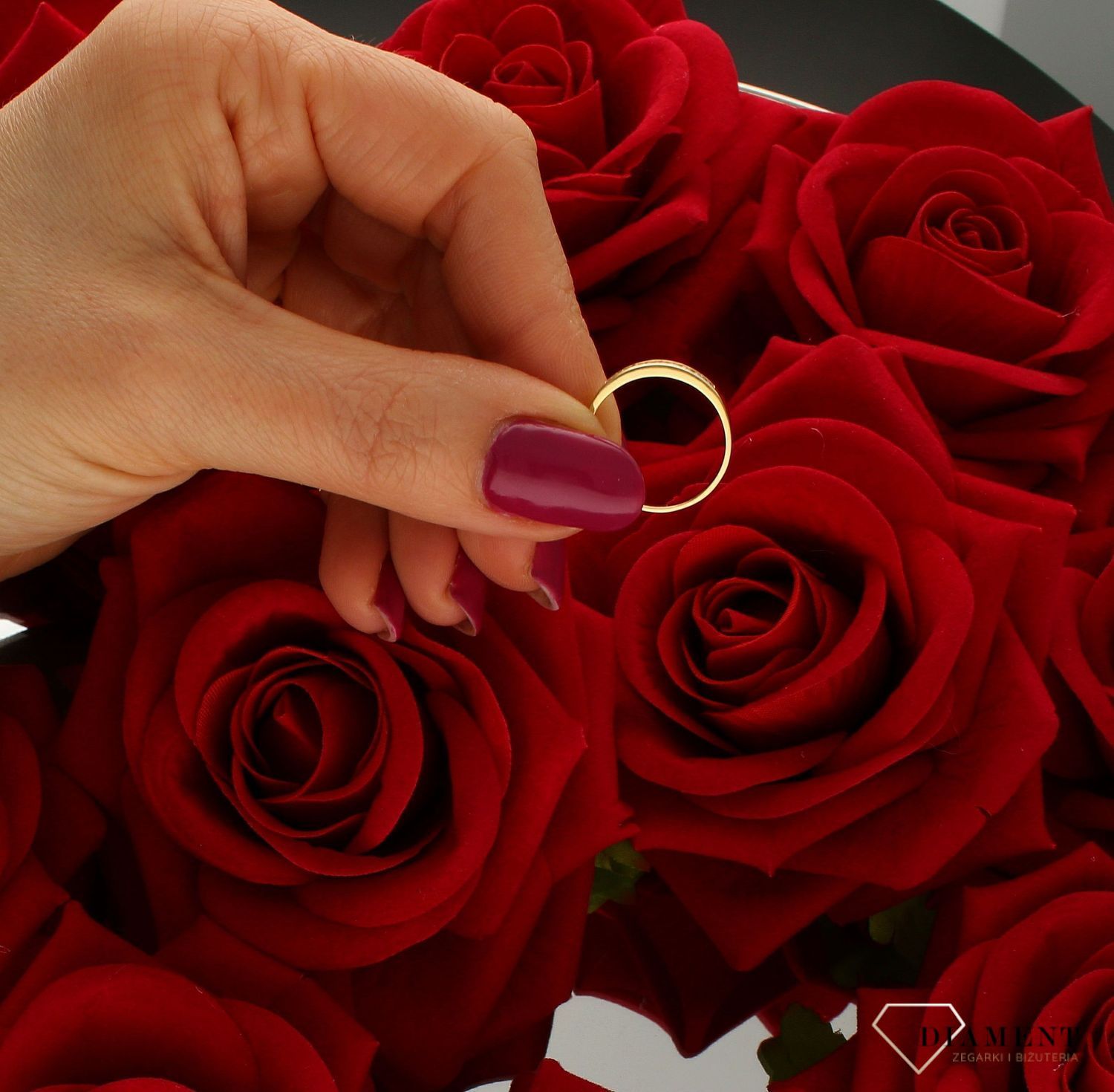 Złoty pierścionek damski 585 obrączka z cyrkoniami rozmiar 12 DIA-PRS-9278-585. Złoty pierścionek świetnie się sprawdzi na preze (2).jpg