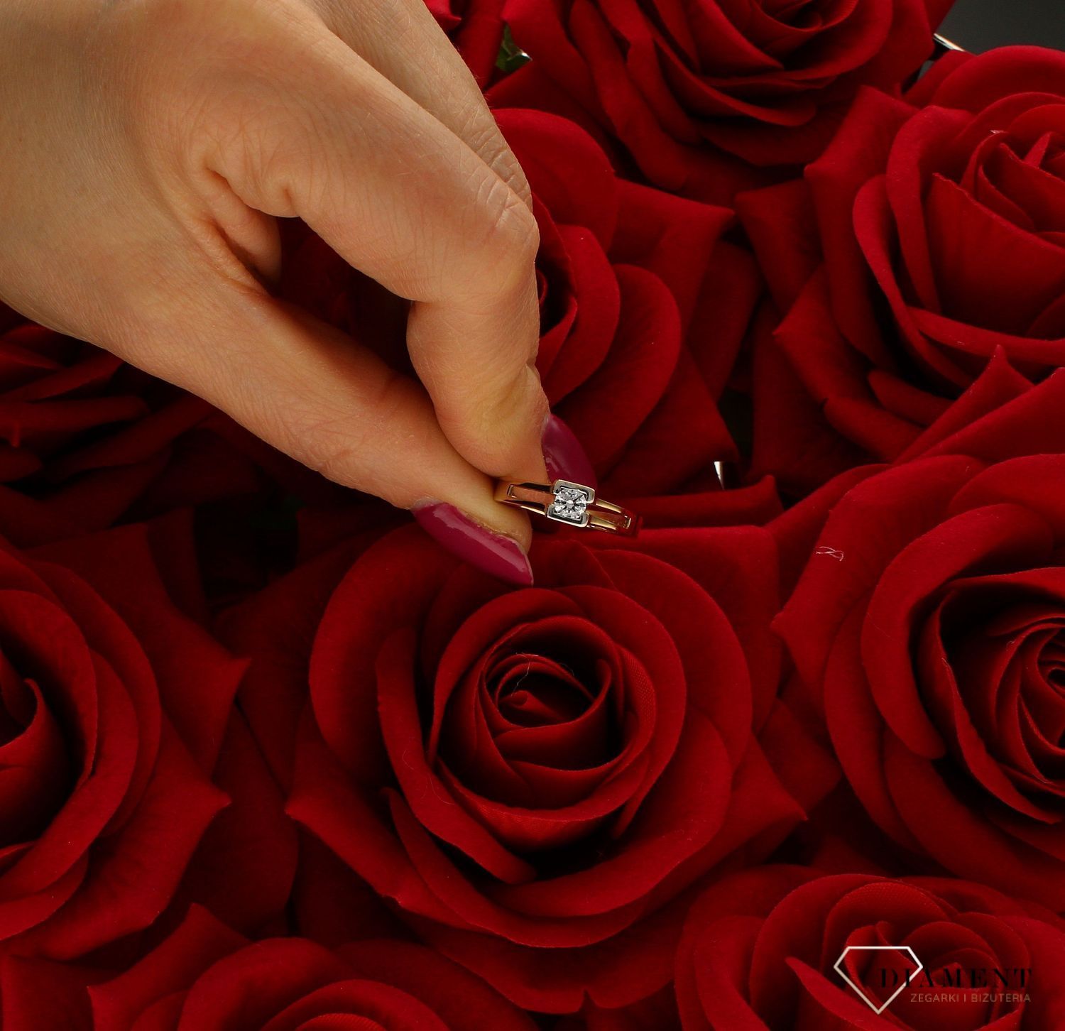 Złoty pierścionek damski 585 zaręczynowy wzór rozmiar 14 to złoty damski pierścionek wykonany z wysokiej próby złota 585. Idealna biała cyrkonia we wzorze zaręczynowym nadają pierścionkowi nowoczesnego wyglądu (1).jpg