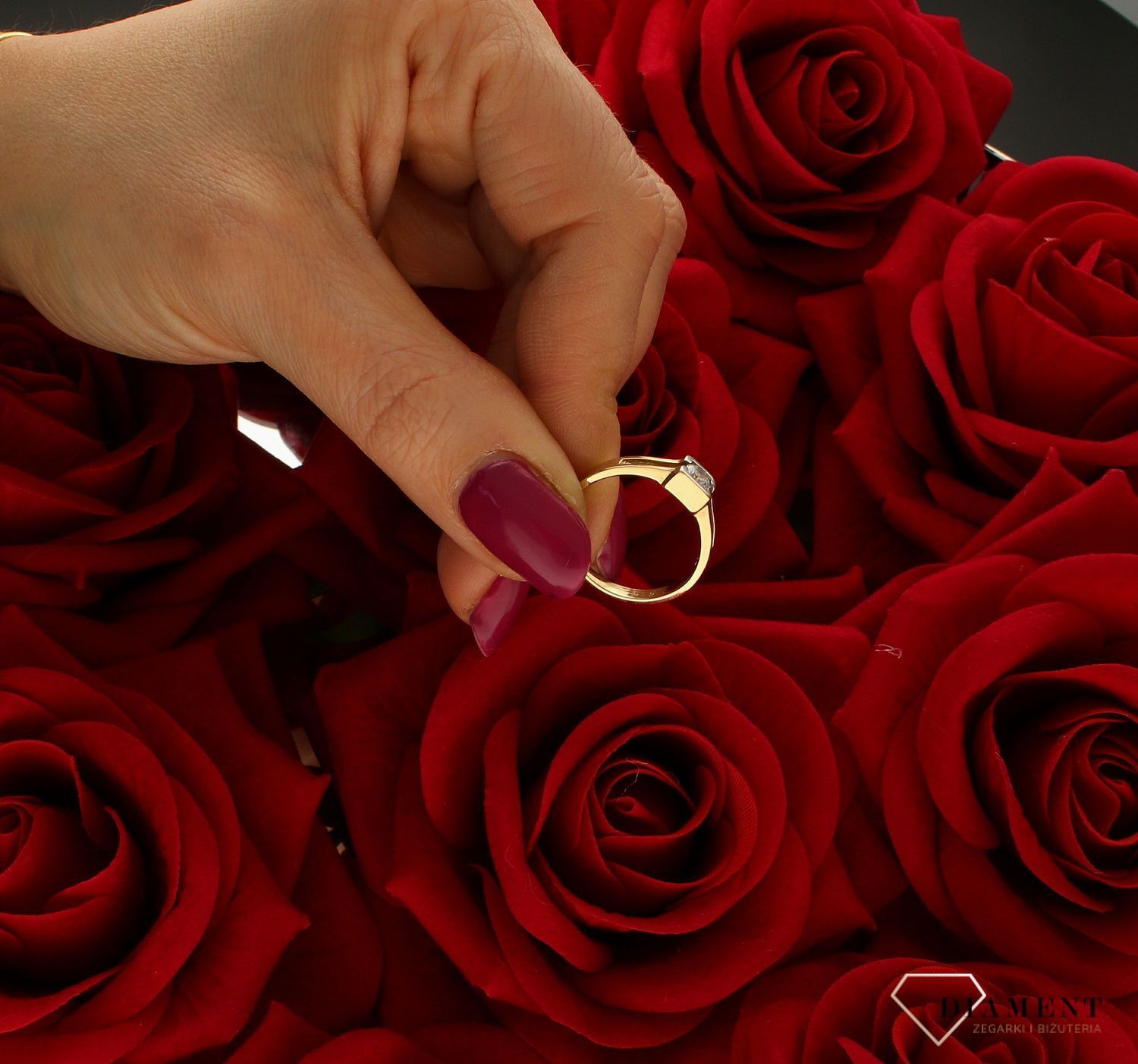 Złoty pierścionek damski 585 zaręczynowy wzór rozmiar 14 to złoty damski pierścionek wykonany z wysokiej próby złota 585. Idealna biała cyrkonia we wzorze zaręczynowym nadają pierścionkowi nowoczesnego wyglądu (1).jpg