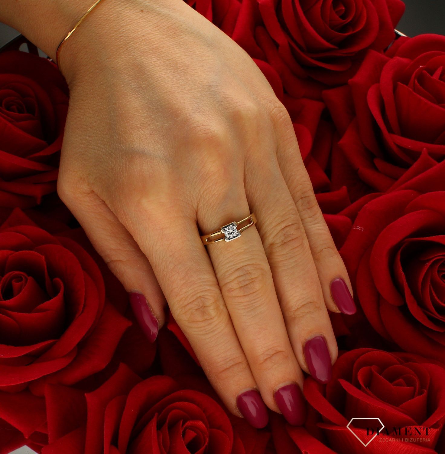 Złoty pierścionek damski 585 zaręczynowy wzór rozmiar 14 to złoty damski pierścionek wykonany z wysokiej próby złota 585. Idealna biała cyrkonia we wzorze zaręczynowym nadają pierścionkowi nowoczesnego wyglądu (1).jpg