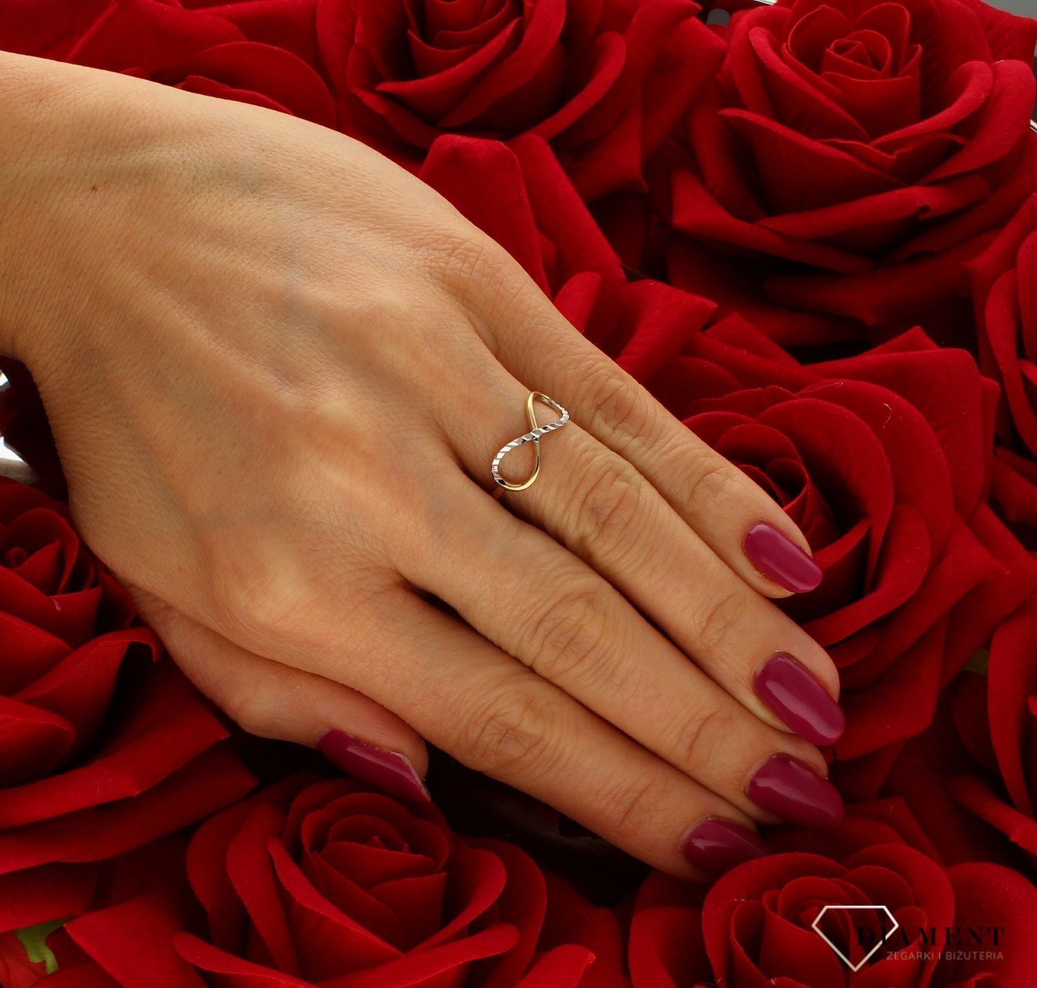 Złoty pierścionek 585 znak nieskończoności rozmiar 14. Ponadczasowy wzór inspirowany ikonami sztuki jubilerskiej podkreśli piękn.jpg