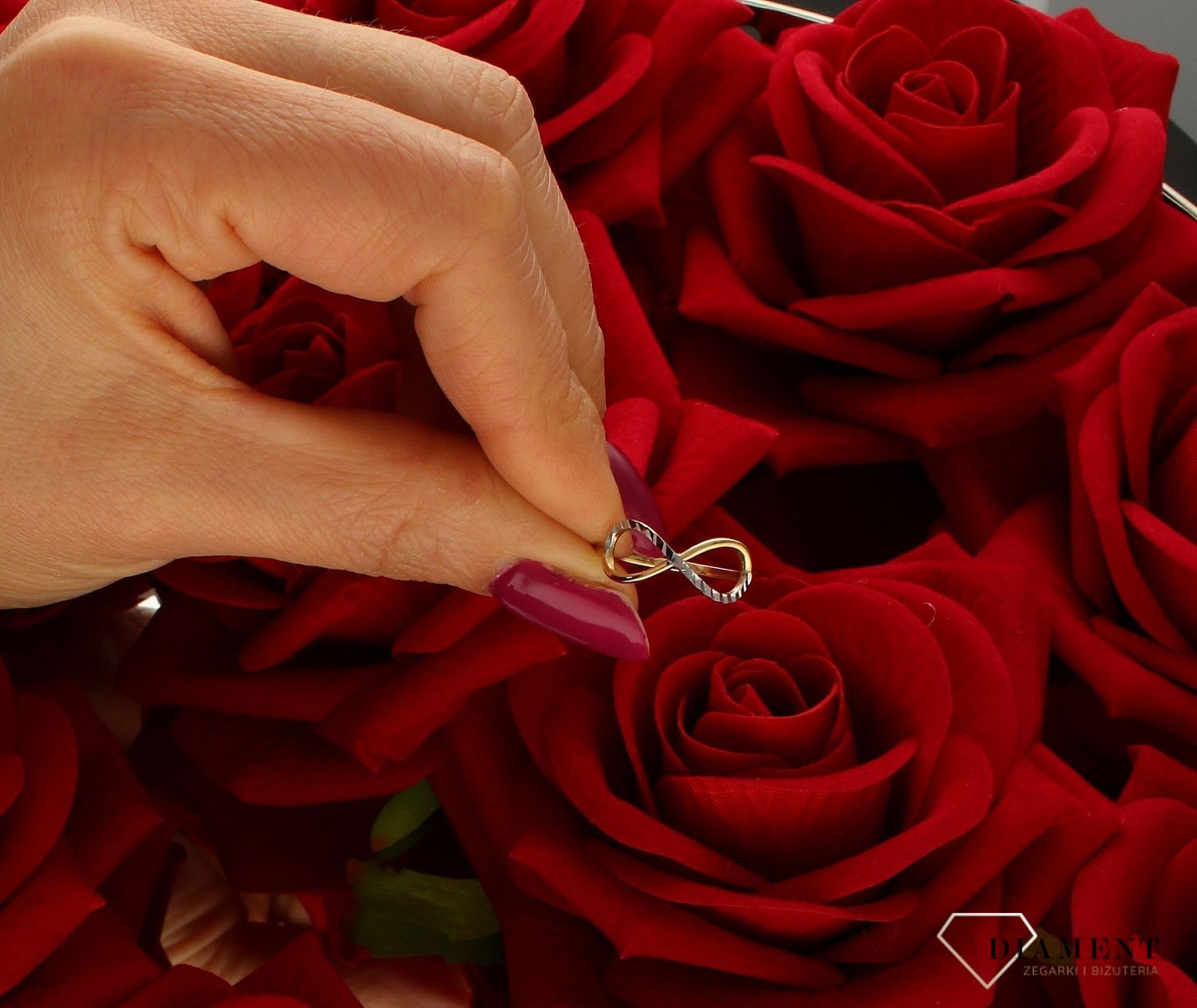 Złoty pierścionek 585 znak nieskończoności rozmiar 14. Ponadczasowy wzór inspirowany ikonami sztuki jubilerskiej podkreśli piękn.jpg