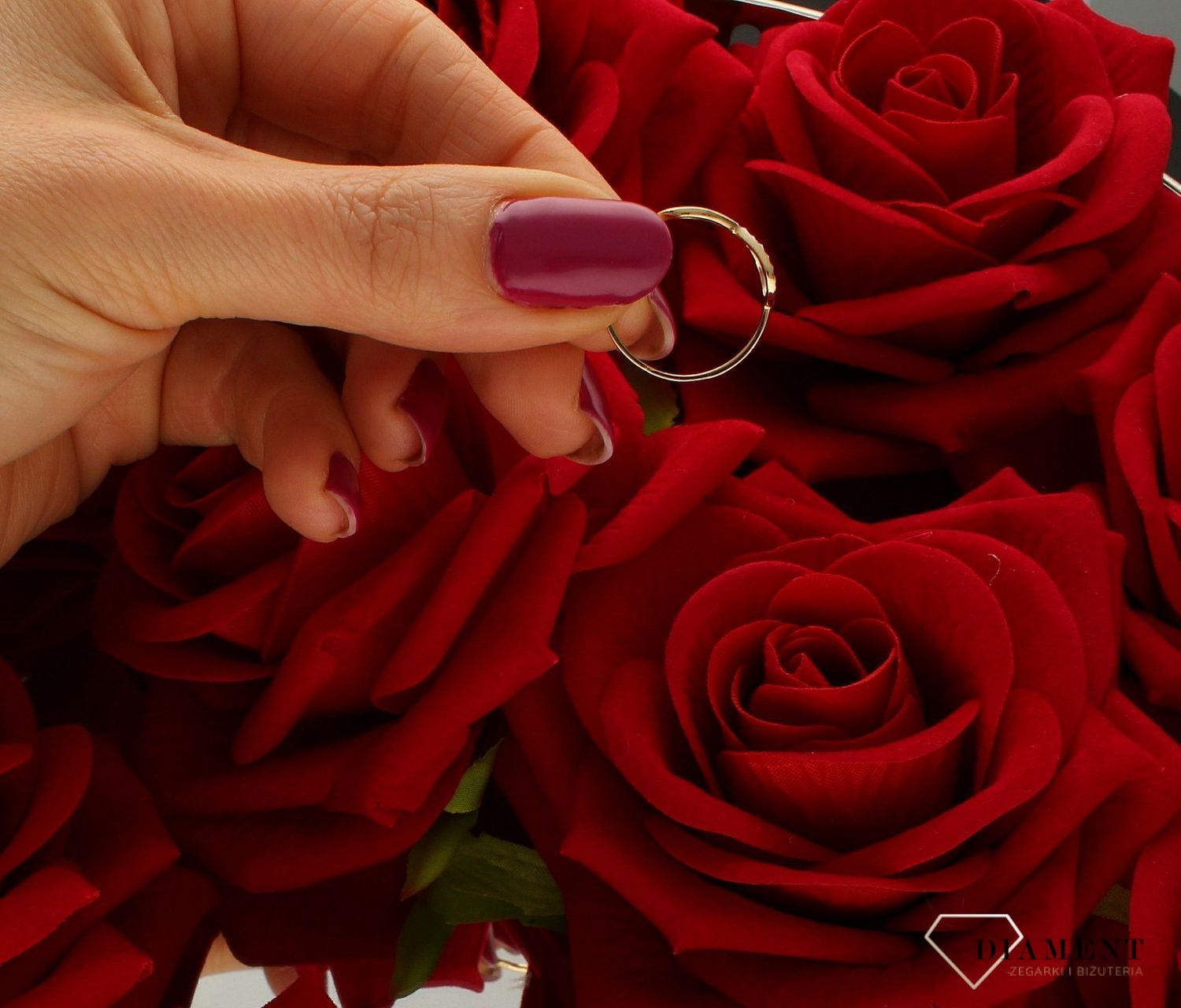 Złoty pierścionek 585 znak nieskończoności rozmiar 14. Ponadczasowy wzór inspirowany ikonami sztuki jubilerskiej podkreśli piękn.jpg