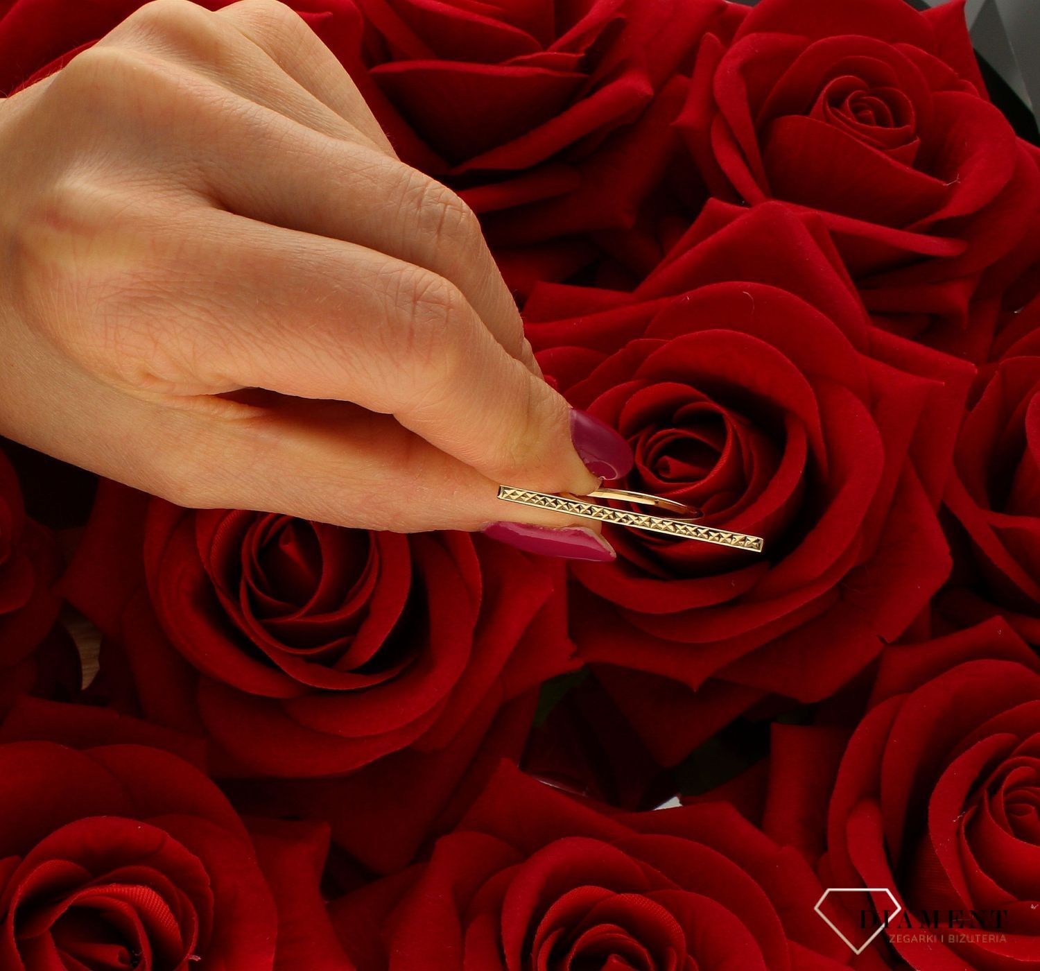 Złoty pierścionek podłużny 585 rozmiar 15 DIA-PRS-9281-585. Złoty pierścionek w nietypowej odsłonie świetnie się sprawdzi na pre (2).jpg