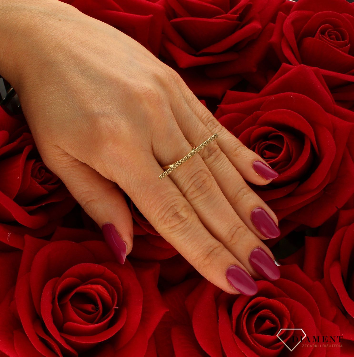 Złoty pierścionek podłużny 585 rozmiar 15 DIA-PRS-9281-585. Złoty pierścionek w nietypowej odsłonie świetnie się sprawdzi na pre (2).jpg