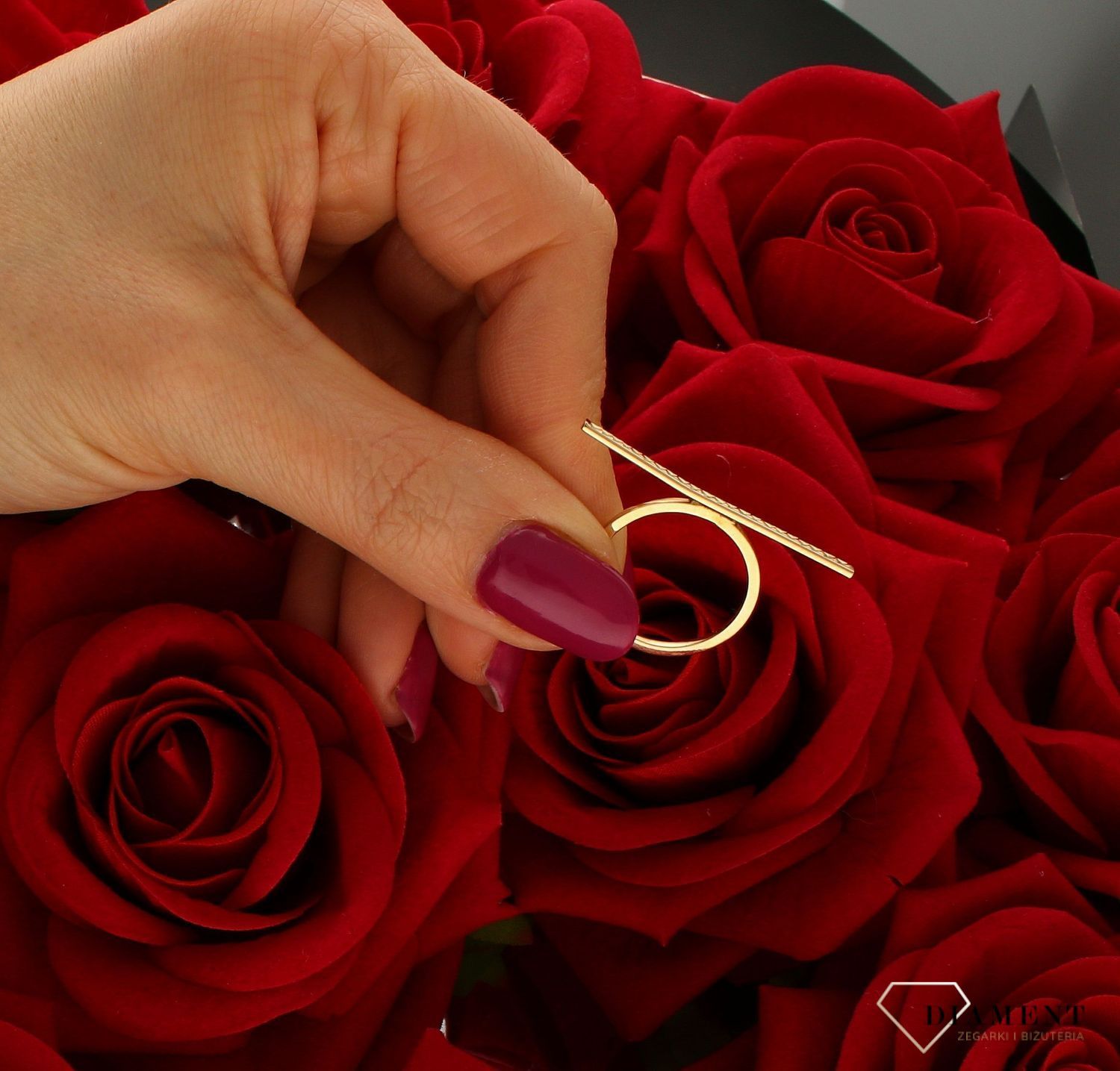 Złoty pierścionek podłużny 585 rozmiar 15 DIA-PRS-9281-585. Złoty pierścionek w nietypowej odsłonie świetnie się sprawdzi na pre (2).jpg