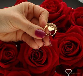 Złoty pierścionek damski 585 z zawieszką Wiszące serce rozmiar 9 DIA-PRS-9282-585. Unikatowy pierścionek podkreśli piękno wyjątk.jpg
