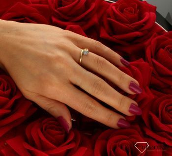 Złoty pierścionek 585 serduszko w cyrkoniach DIA-PRS-9284-585. Przepiękny pierścionek, który został ozdobiony błyszczącymi cyrkoniami na kształt serduszka. Idealny pierścionek wyrażający miłość do ukochanej. Pierścionek na z (3).jpg