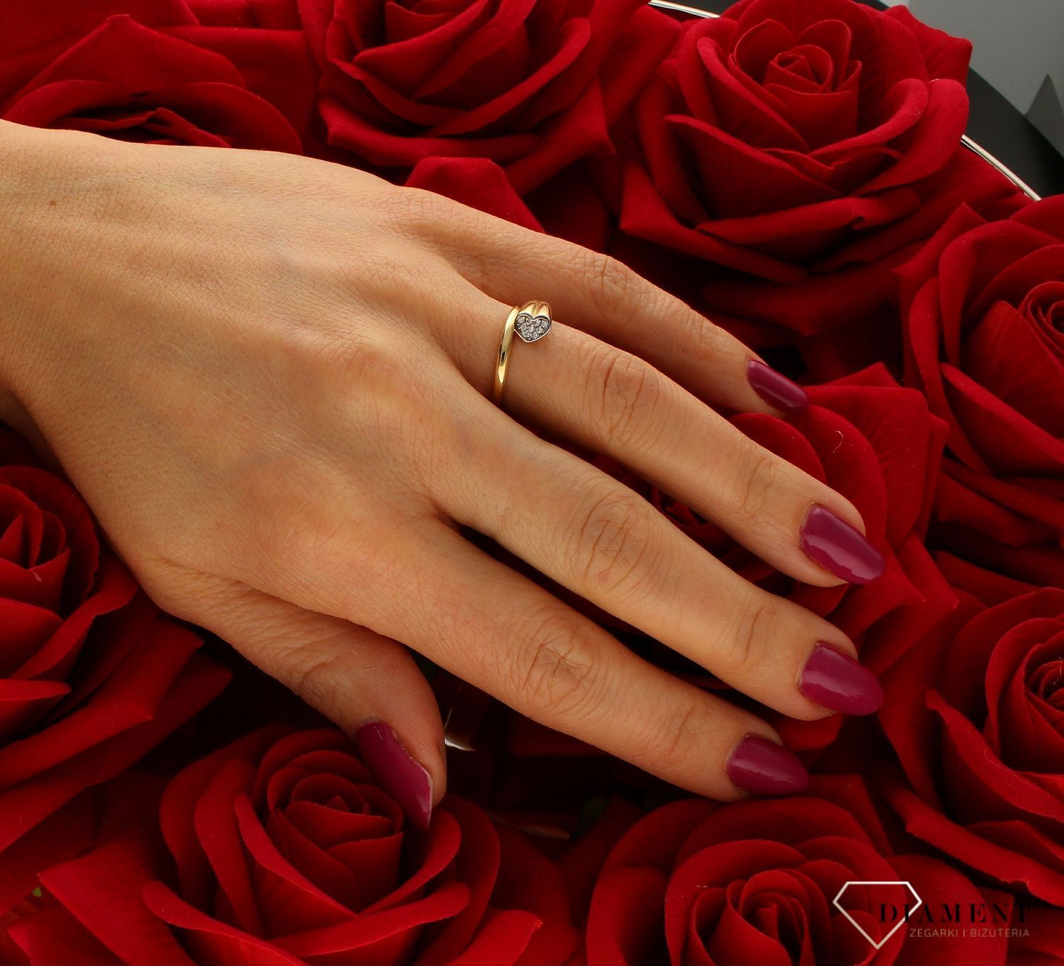 Złoty pierścionek 585 serduszko w cyrkoniach DIA-PRS-9284-585. Przepiękny pierścionek, który został ozdobiony błyszczącymi cyrkoniami na kształt serduszka. Idealny pierścionek wyrażający miłość do ukochanej. Pierścionek na z.jpg