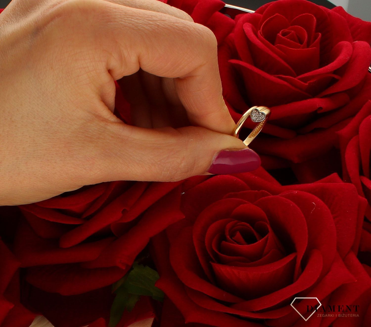 Złoty pierścionek 585 serduszko w cyrkoniach DIA-PRS-9284-585. Przepiękny pierścionek, który został ozdobiony błyszczącymi cyrkoniami na kształt serduszka. Idealny pierścionek wyrażający miłość do ukochanej. Pierścionek na z.jpg