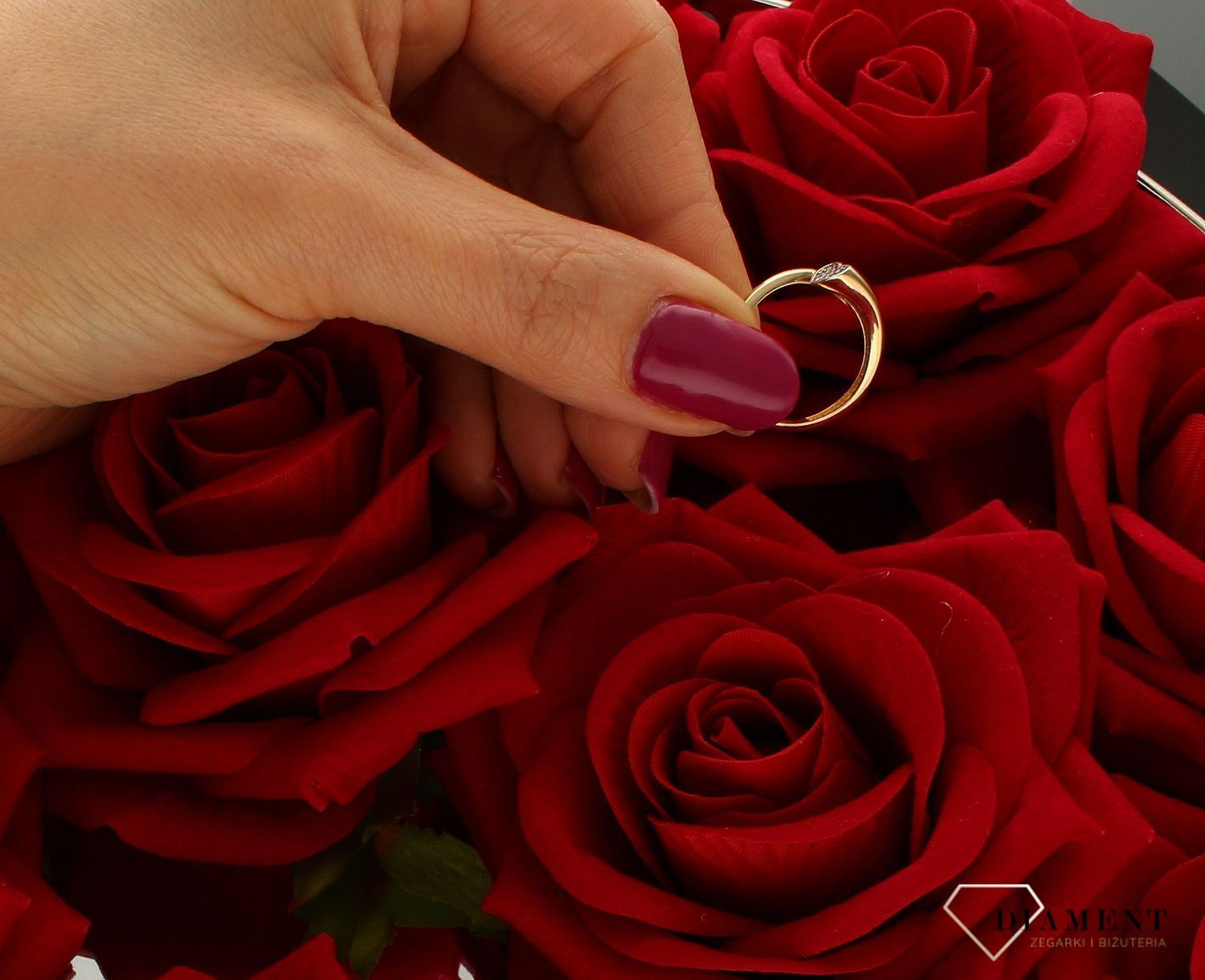 Złoty pierścionek 585 serduszko w cyrkoniach DIA-PRS-9284-585. Przepiękny pierścionek, który został ozdobiony błyszczącymi cyrkoniami na kształt serduszka. Idealny pierścionek wyrażający miłość do ukochanej. Pierścionek na z.jpg