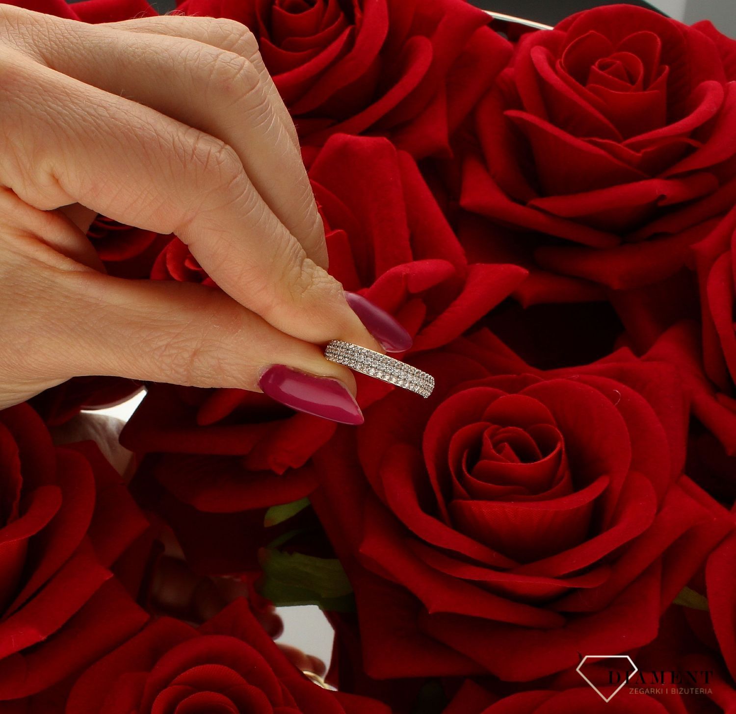 Złoty pierścionek 585 wysadzany cyrkoniami zaręczynowy DIA-PRS-9285-585. Przepiękny pierścionek, który został ozdobiony błyszczącymi cyrkoniami. Pierścionek z wysokiej jakości 14-karatowego złota. Pierścionek złoty na zaręcz (4).jpg