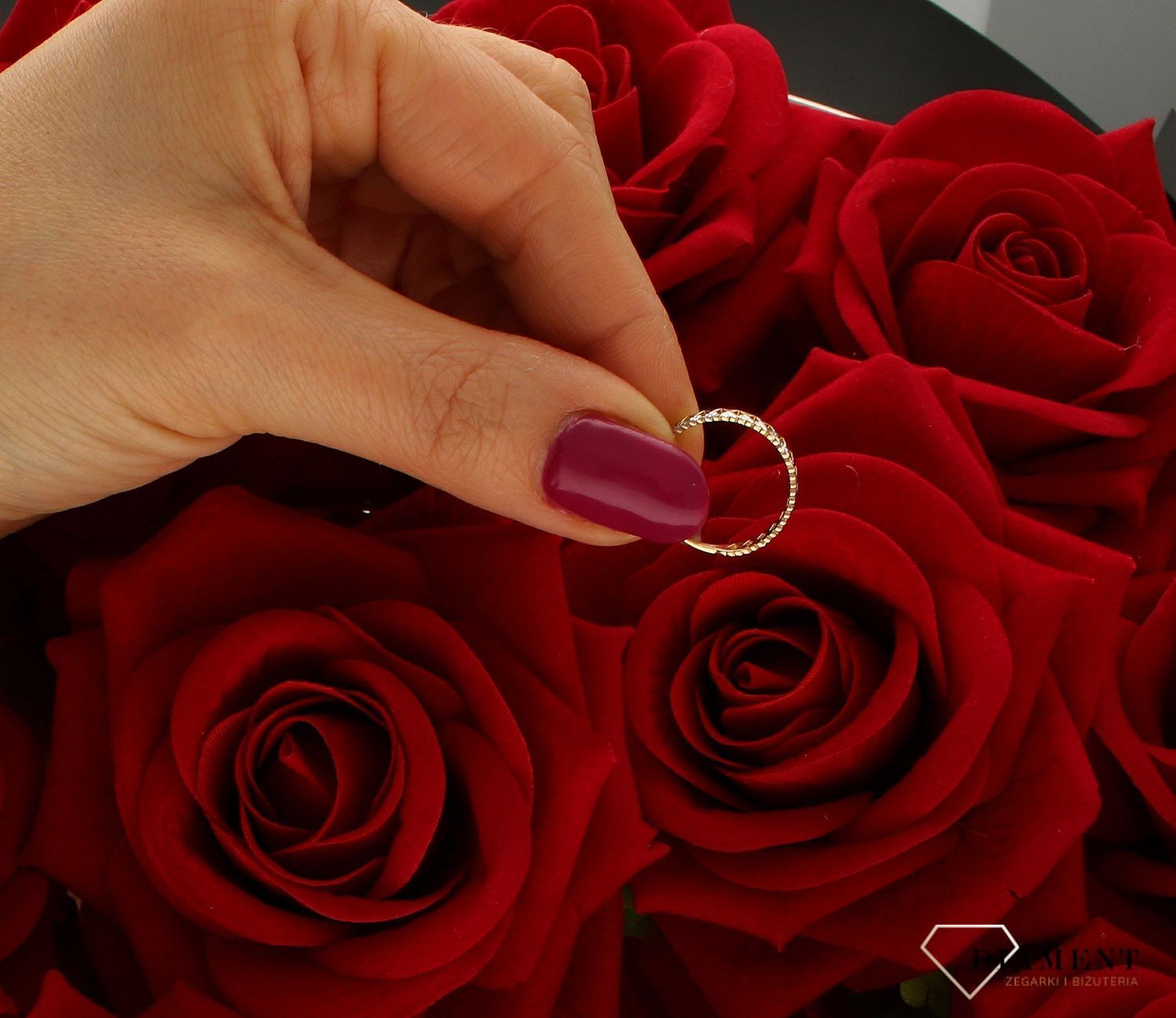 Złoty pierścionek damski 585 ażurowy wzór z białym złotem DIA-PRS-9286-585. Przepiękny pierścionek, który został ozdobiony ażurowym wzorem i grawerowaniem na wzór diamentów. Pierścionek z wysokiej jakości 14-karatowego złota (4).jpg