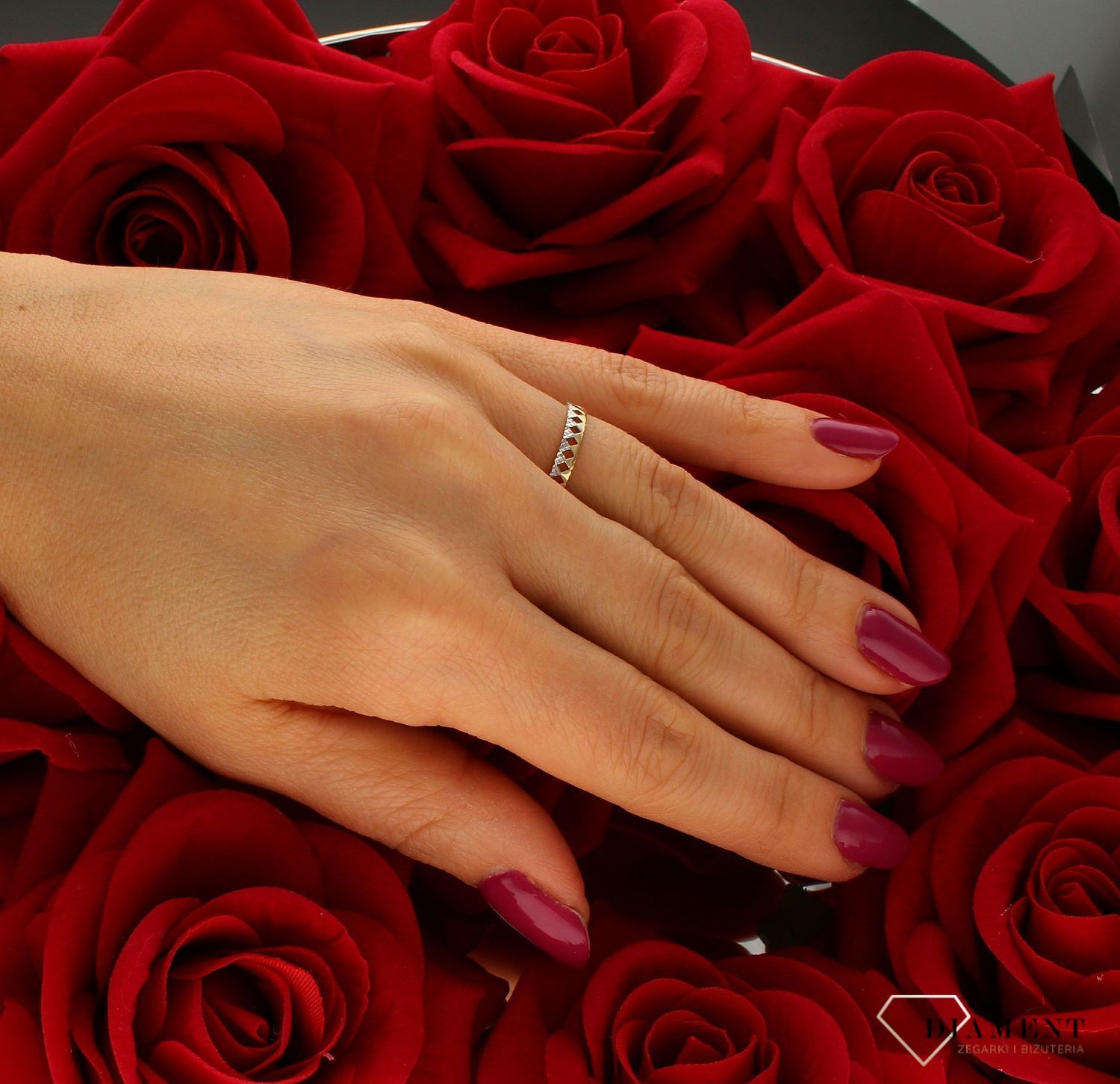 Złoty pierścionek damski 585 ażurowy wzór z białym złotem DIA-PRS-9286-585. Przepiękny pierścionek, który został ozdobiony ażurowym wzorem i grawerowaniem na wzór diamentów. Pierścionek z wysokiej jakości 14-karatowego złota (4).jpg