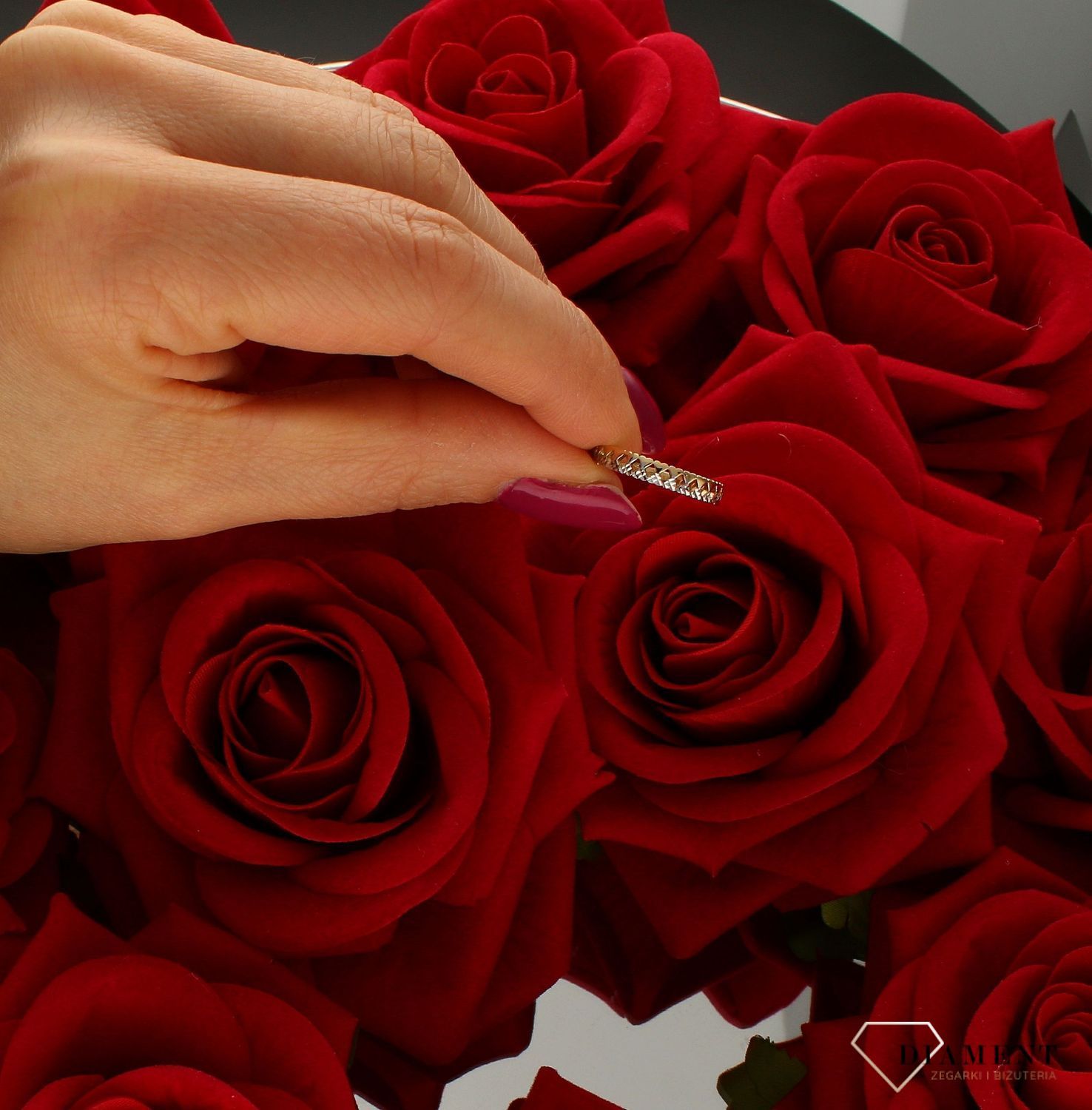 Złoty pierścionek damski 585 ażurowy wzór z białym złotem DIA-PRS-9286-585. Przepiękny pierścionek, który został ozdobiony ażurowym wzorem i grawerowaniem na wzór diamentów. Pierścionek z wysokiej jakości 14-karatowego złota (4).jpg