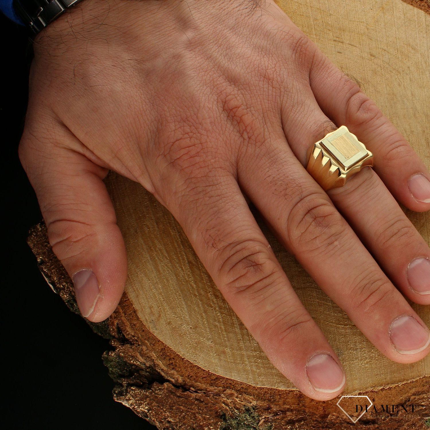 Złoty sygnet męski 585 z ozdobnymi nacięciami rozmiar 26 DIA-PRS-9288-585. Męski sygnet wykonany z 14 karatowego żółtego złota. Męska biżuteria idealna na wszelkie okazje. Złota biżuteria wykonana z próby 585 (2).jpg