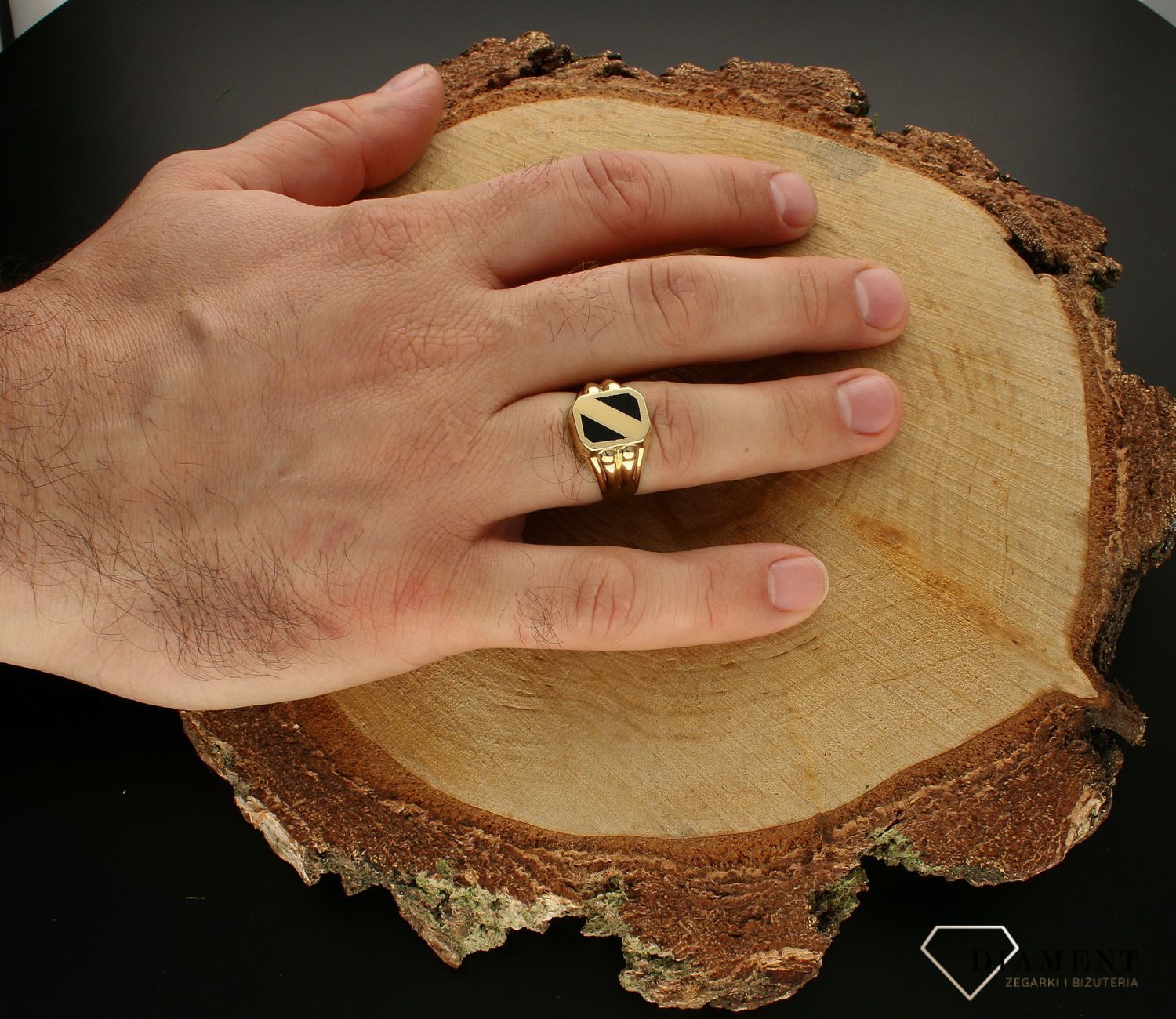 Złoty sygnet męski 585 z czarną emalią rozmiar 24 DIA-PRS-9289-585 to złoty męski sygnet wykonany z wysokiej próby żółtego złota 585. Czarna emalia nadaje sygnetowi nowoczesnego wyglądu (2).jpg