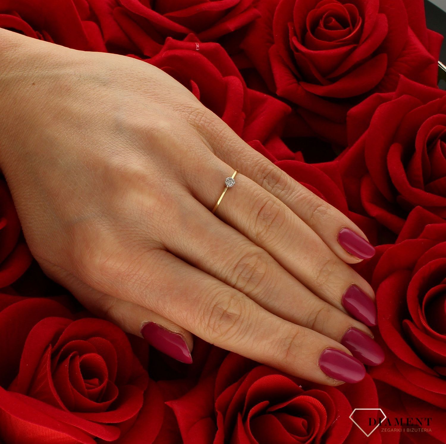 Złoty pierścionek 585 z wystającą cyrkonią zaręczynowy DIA-PRS-9290-585. Złoty pierścionek prosty ozdobiony wystającą cyrkonią. Piękny pierścionek wykonany z wysokiej jakości złota próby 585. Ponadczasowy wzór , pierścionek  (4).jpg