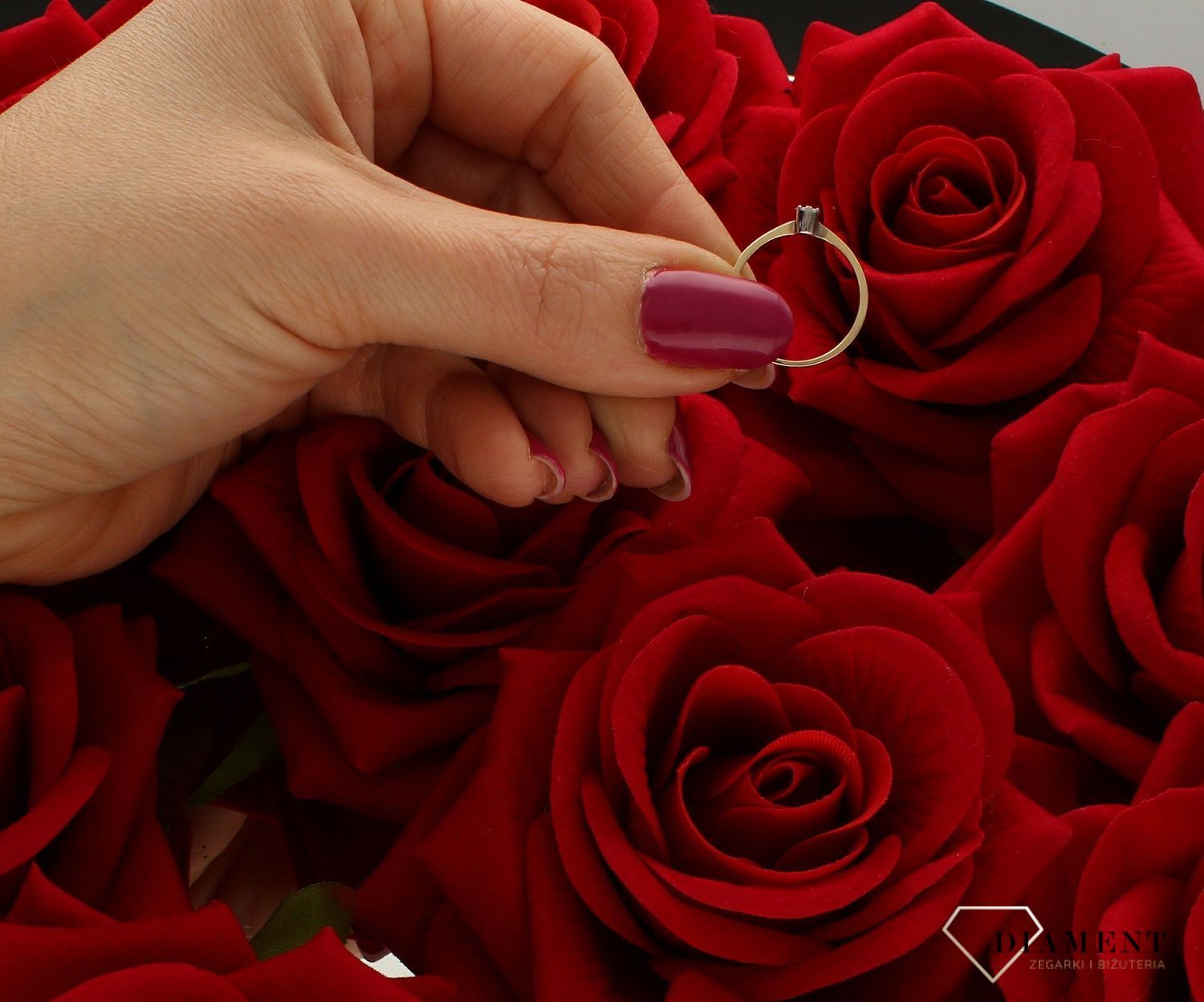 Złoty pierścionek 585 z wystającą cyrkonią zaręczynowy DIA-PRS-9290-585. Złoty pierścionek prosty ozdobiony wystającą cyrkonią. Piękny pierścionek wykonany z wysokiej jakości złota próby 585. Ponadczasowy wzór , pierścionek  (4).jpg