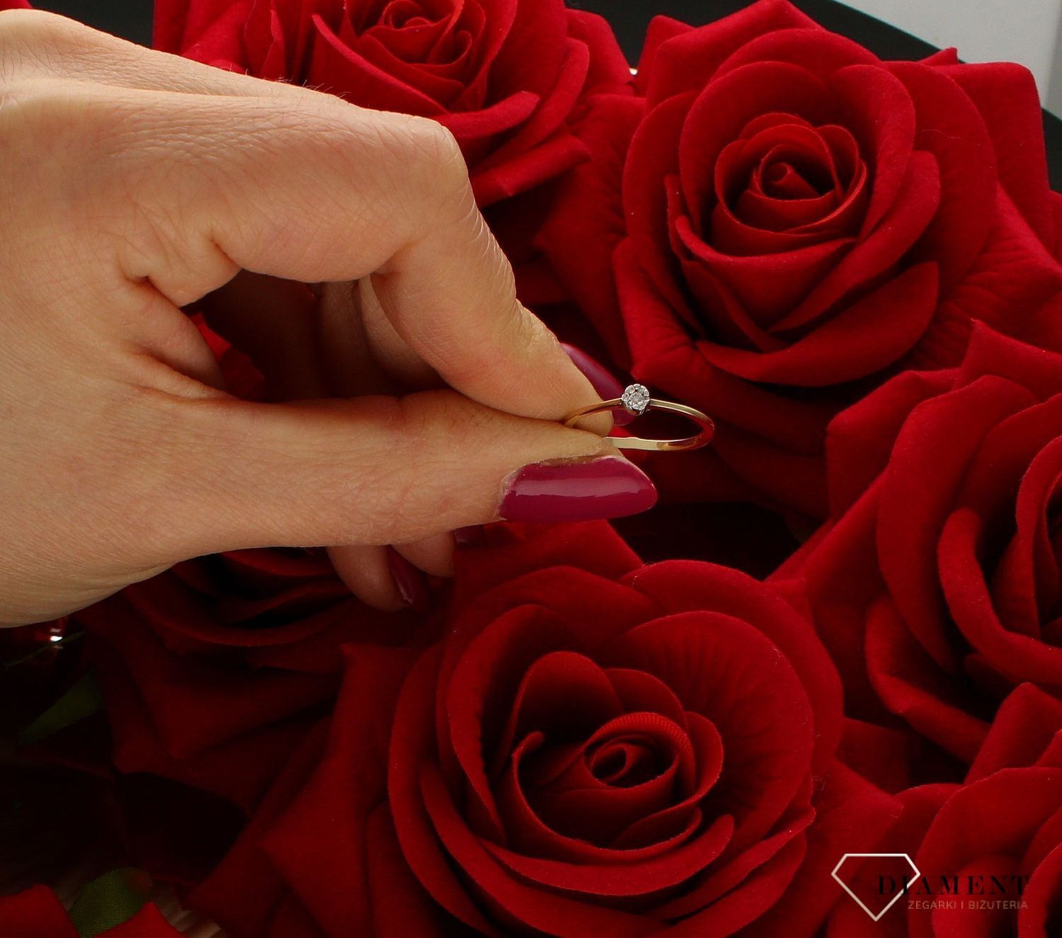 Złoty pierścionek 585 z wystającą cyrkonią zaręczynowy DIA-PRS-9290-585. Złoty pierścionek prosty ozdobiony wystającą cyrkonią. Piękny pierścionek wykonany z wysokiej jakości złota próby 585. Ponadczasowy wzór , pierścionek  (4).jpg