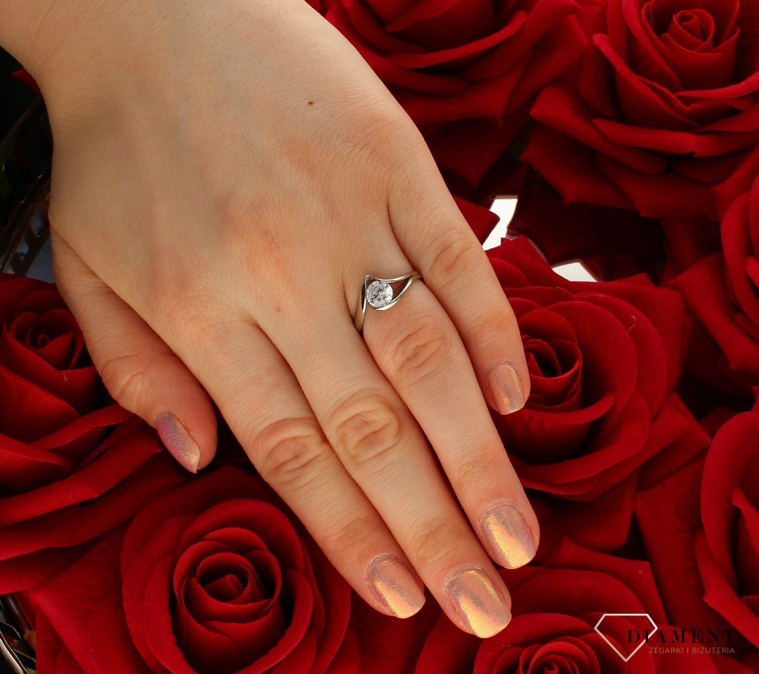 Złoty pierścionek damski 585 zaręczynowy białe złoto rozmiar 12 DIA-PRS-9291-585  to złoty damski pierścionek wykonany z wysokiej próby białego złota 585. Wzór cyrkonii nadaje pierścionkowi nowoczesnego wyglądu (4).jpg