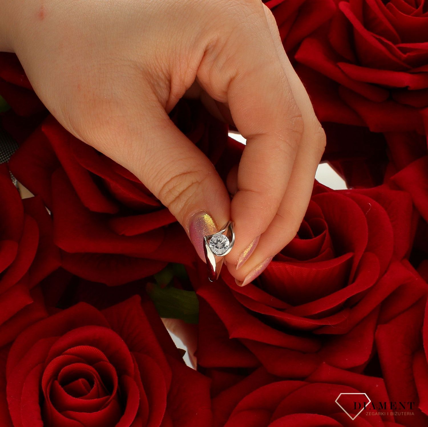 Złoty pierścionek damski 585 zaręczynowy białe złoto rozmiar 12 DIA-PRS-9291-585  to złoty damski pierścionek wykonany z wysokiej próby białego złota 585. Wzór cyrkonii nadaje pierścionkowi nowoczesnego wyglądu (4).jpg