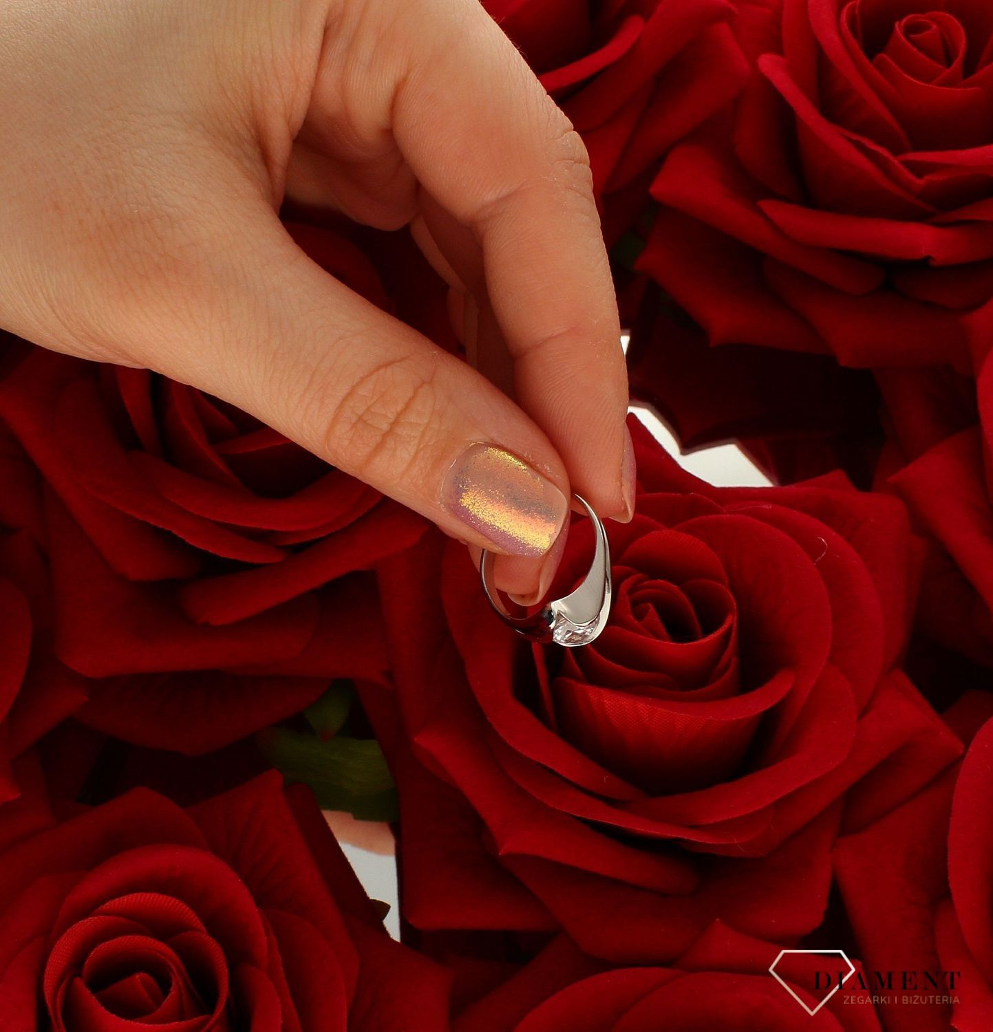 Złoty pierścionek damski 585 zaręczynowy białe złoto rozmiar 12 DIA-PRS-9291-585  to złoty damski pierścionek wykonany z wysokiej próby białego złota 585. Wzór cyrkonii nadaje pierścionkowi nowoczesnego wyglądu (4).jpg