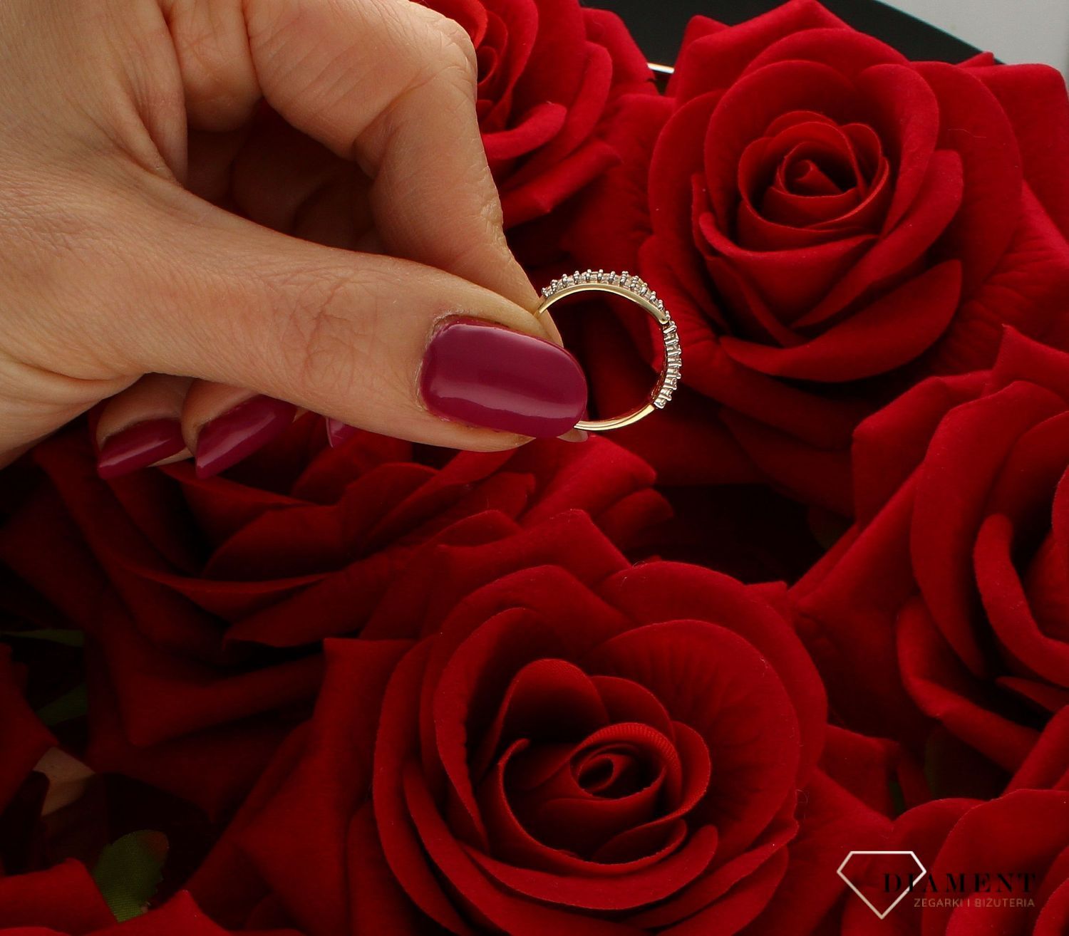 Złoty pierścionek 585 bogato zdobiony cyrkoniami DIA-PRS-9292-585. Złoty pierścionek w nietypowej odsłonie świetnie się sprawdzi na prezent z okazji urodzin, imienin czy rocznicy ślubu. Pierścionek został wykonany z wysokiej (4).jpg