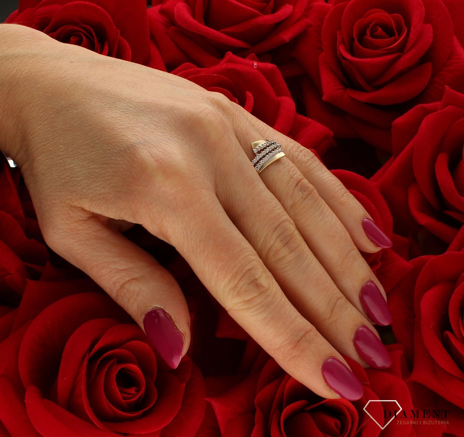 Złoty pierścionek 585 bogato zdobiony cyrkoniami DIA-PRS-9292-585. Złoty pierścionek w nietypowej odsłonie świetnie się sprawdzi na prezent z okazji urodzin, imienin czy rocznicy ślubu. Pierścionek został wykonany z wysokiej (4).jpg