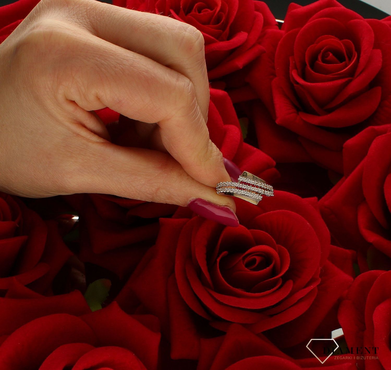 Złoty pierścionek 585 bogato zdobiony cyrkoniami DIA-PRS-9292-585. Złoty pierścionek w nietypowej odsłonie świetnie się sprawdzi na prezent z okazji urodzin, imienin czy rocznicy ślubu. Pierścionek został wykonany z wysokiej (4).jpg