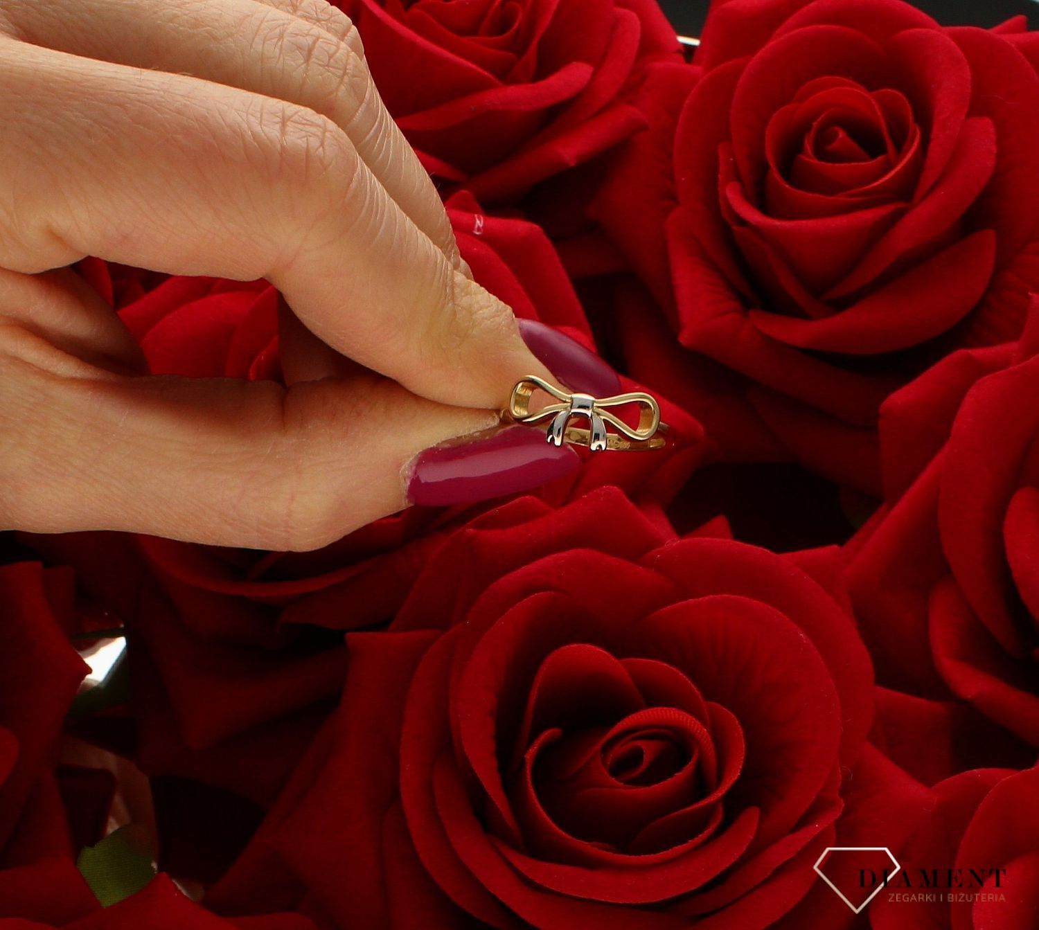 Złoty pierścionek 585 Kokardka z białym złotem DIA-PRS-9293-585. Ponadczasowy wzór inspirowany ikonami sztuki jubilerskiej podkreśli piękno wyjątkowych momentów zaręczyn, rocznic, jubileuszy. Na prezent. Pierścionek z kokardką.jpg