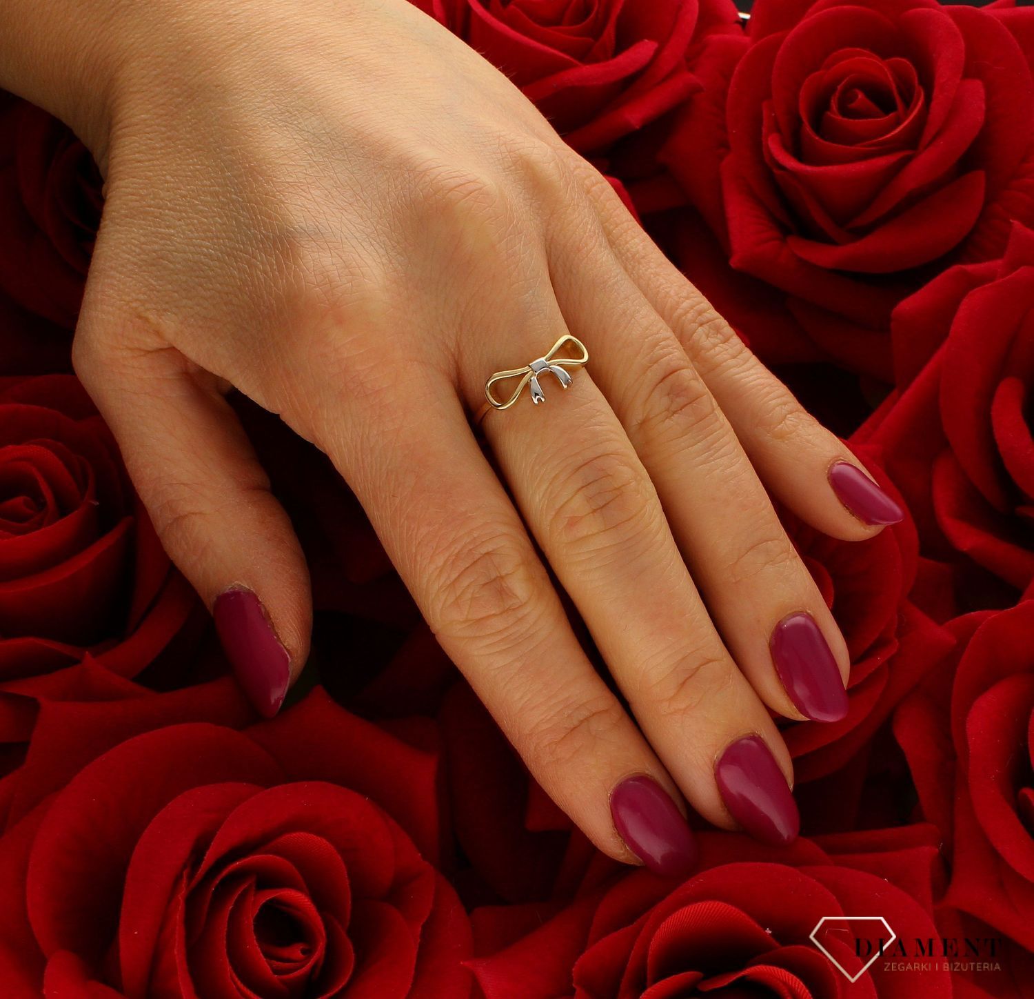 Złoty pierścionek 585 Kokardka z białym złotem DIA-PRS-9293-585. Ponadczasowy wzór inspirowany ikonami sztuki jubilerskiej podkreśli piękno wyjątkowych momentów zaręczyn, rocznic, jubileuszy. Na prezent. Pierścionek z kokardką.jpg