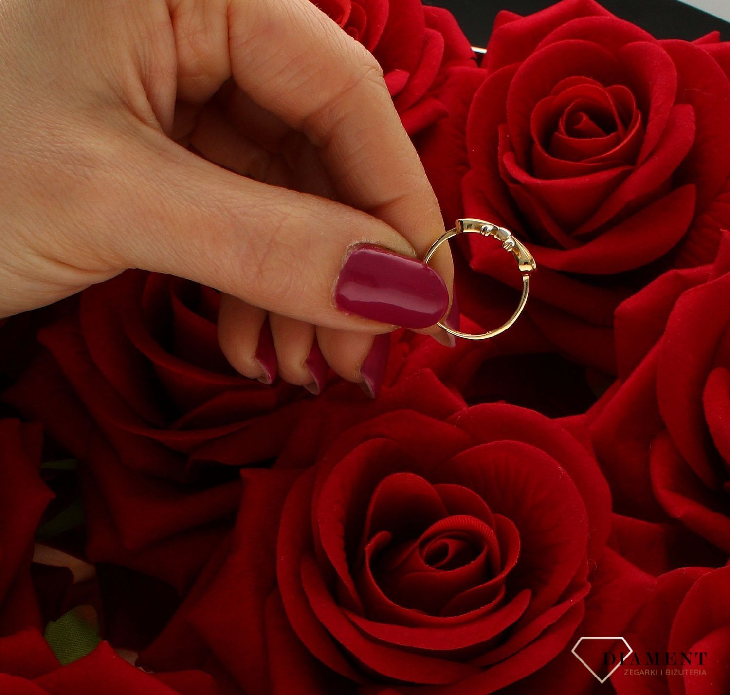 Złoty pierścionek 585 Kokardka z białym złotem DIA-PRS-9293-585. Ponadczasowy wzór inspirowany ikonami sztuki jubilerskiej podkreśli piękno wyjątkowych momentów zaręczyn, rocznic, jubileuszy. Na prezent. Pierścionek z kokardką.jpg