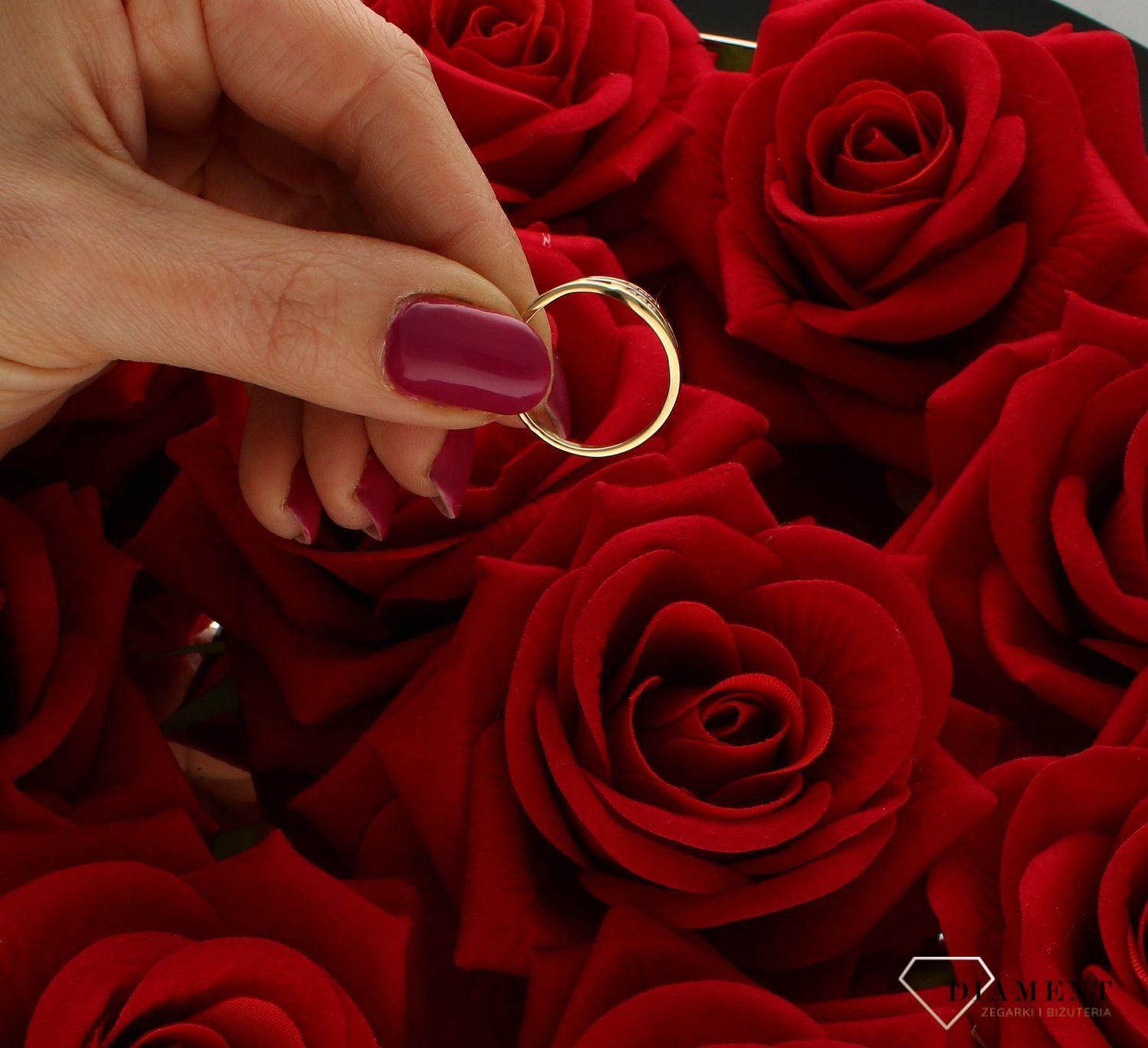 Złoty pierścionek 585 delikatnie zdobiony cyrkoniami DIA-PRS-9294-585. Pierścionek został wykonany z wysokiej jakości złota próby 585. Waga pierścionka wynosi około 2,26 gram. Złoty pierścionek w nietypowej odsłonie świetnie (4).jpg