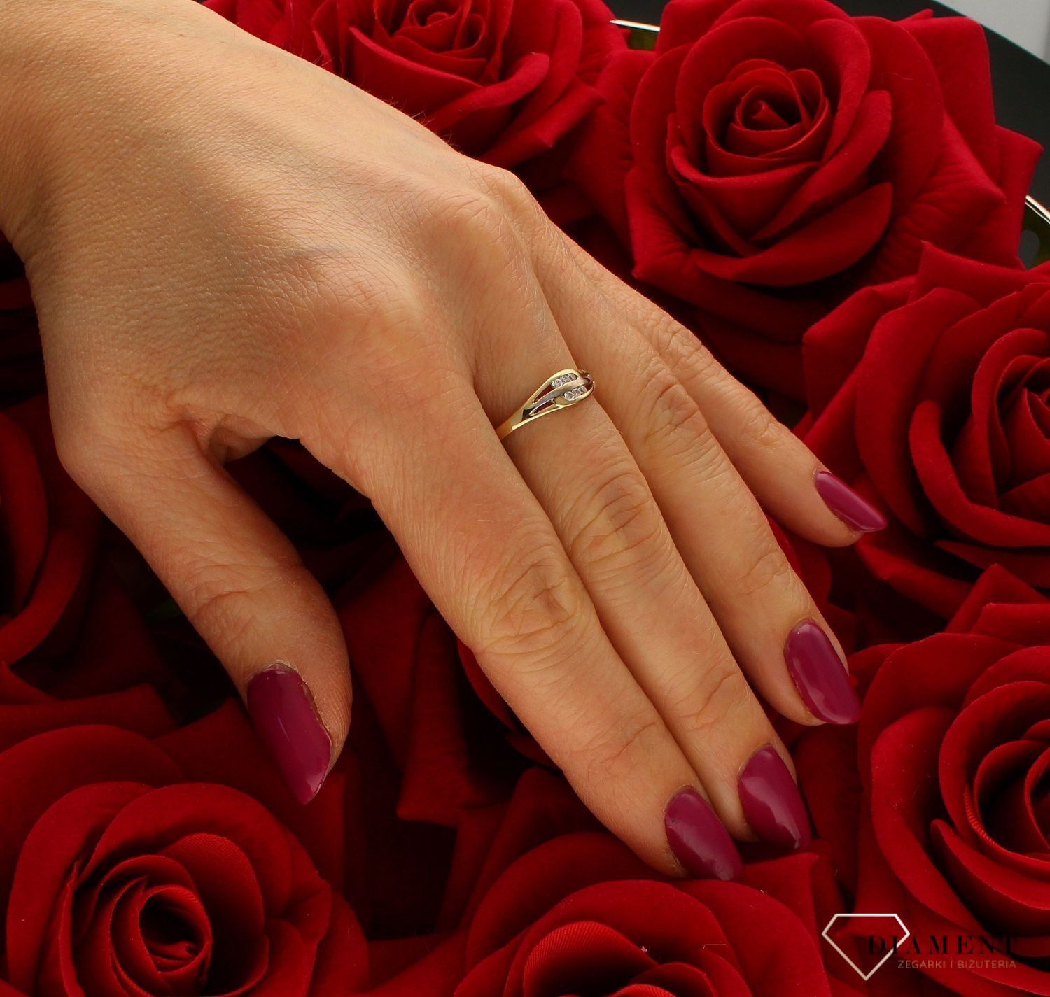 Złoty pierścionek 585 delikatnie zdobiony cyrkoniami DIA-PRS-9294-585. Pierścionek został wykonany z wysokiej jakości złota próby 585. Waga pierścionka wynosi około 2,26 gram. Złoty pierścionek w nietypowej odsłonie świetnie (4).jpg