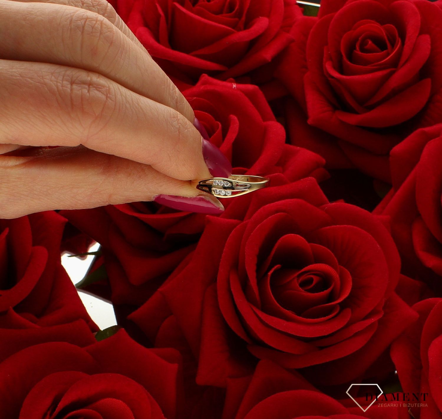 Złoty pierścionek 585 delikatnie zdobiony cyrkoniami DIA-PRS-9294-585. Pierścionek został wykonany z wysokiej jakości złota próby 585. Waga pierścionka wynosi około 2,26 gram. Złoty pierścionek w nietypowej odsłonie świetnie (4).jpg