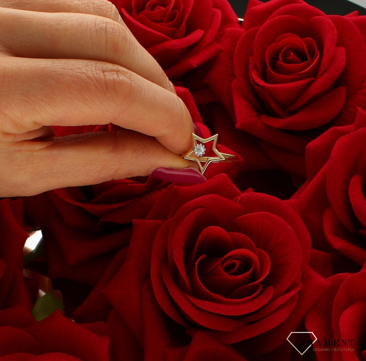 Złoty pierścionek 585 Błyszcząca gwiazda DIA-PRS-9295-585.  Ponadczasowy wzór inspirowany ikonami sztuki jubilerskiej podkreśli piękno wyjątkowych momentów zaręczyn, rocznic, jubileuszy. Na prezent. Pierścionek z gwiazdką. (4).jpg