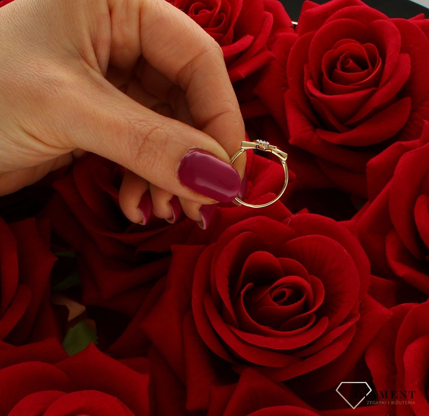 Złoty pierścionek 585 Błyszcząca gwiazda DIA-PRS-9295-585.  Ponadczasowy wzór inspirowany ikonami sztuki jubilerskiej podkreśli piękno wyjątkowych momentów zaręczyn, rocznic, jubileuszy. Na prezent. Pierścionek z gwiazdką. (4).jpg