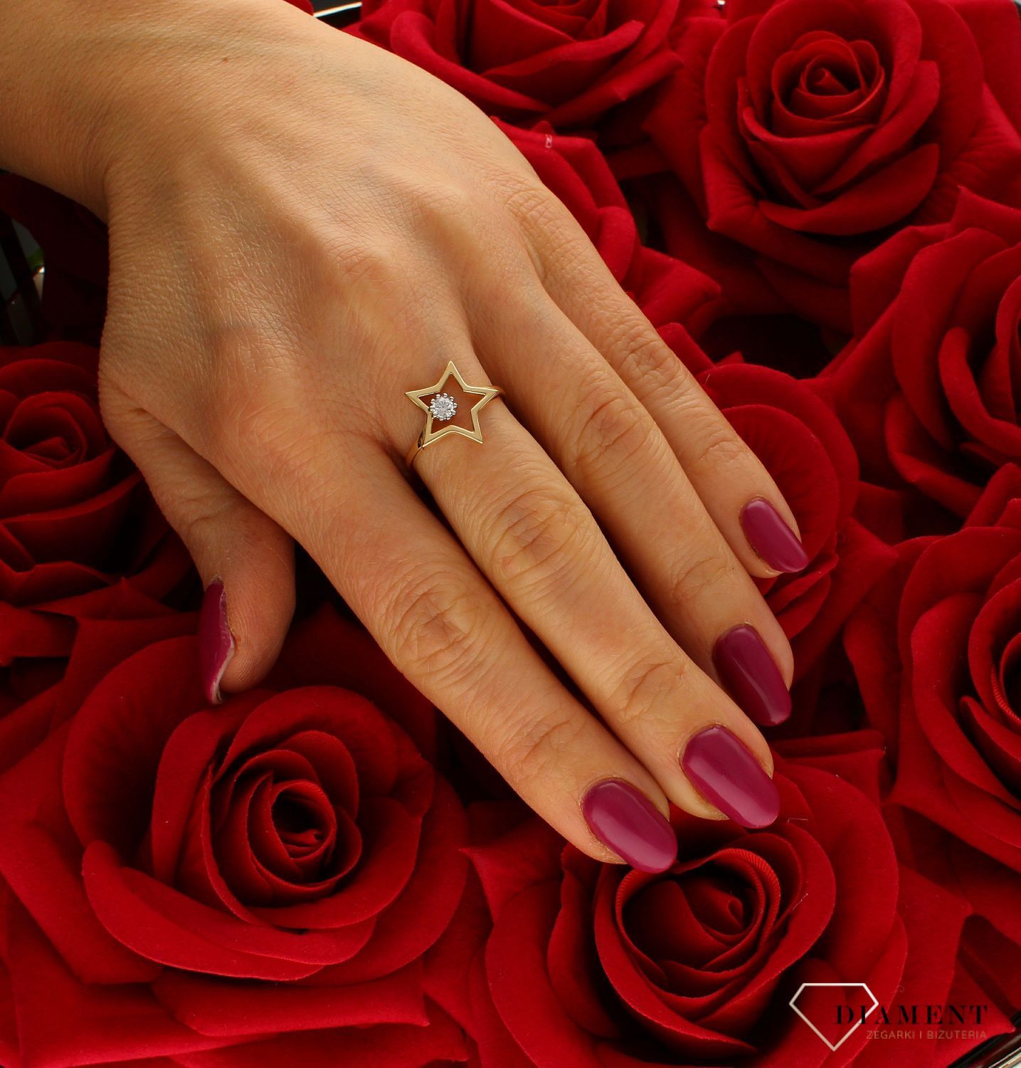 Złoty pierścionek 585 Błyszcząca gwiazda DIA-PRS-9295-585.  Ponadczasowy wzór inspirowany ikonami sztuki jubilerskiej podkreśli piękno wyjątkowych momentów zaręczyn, rocznic, jubileuszy. Na prezent. Pierścionek z gwiazdką. (4).jpg