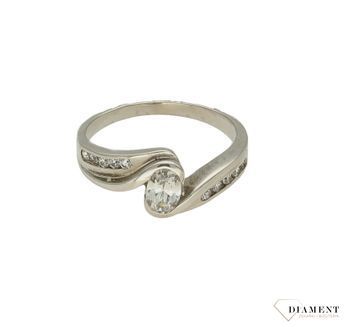 Złoty pierścionek damski 585 zaręczynowy białe złoto DIA-PRS-9296-585.  Ponadczasowy wzór inspirowany ikonami sztuki jubilerskiej podkreśli piękno wyjątkowych momentów zaręczyn, rocznic, jubileuszy. Biżuteria z białego złota..jpg
